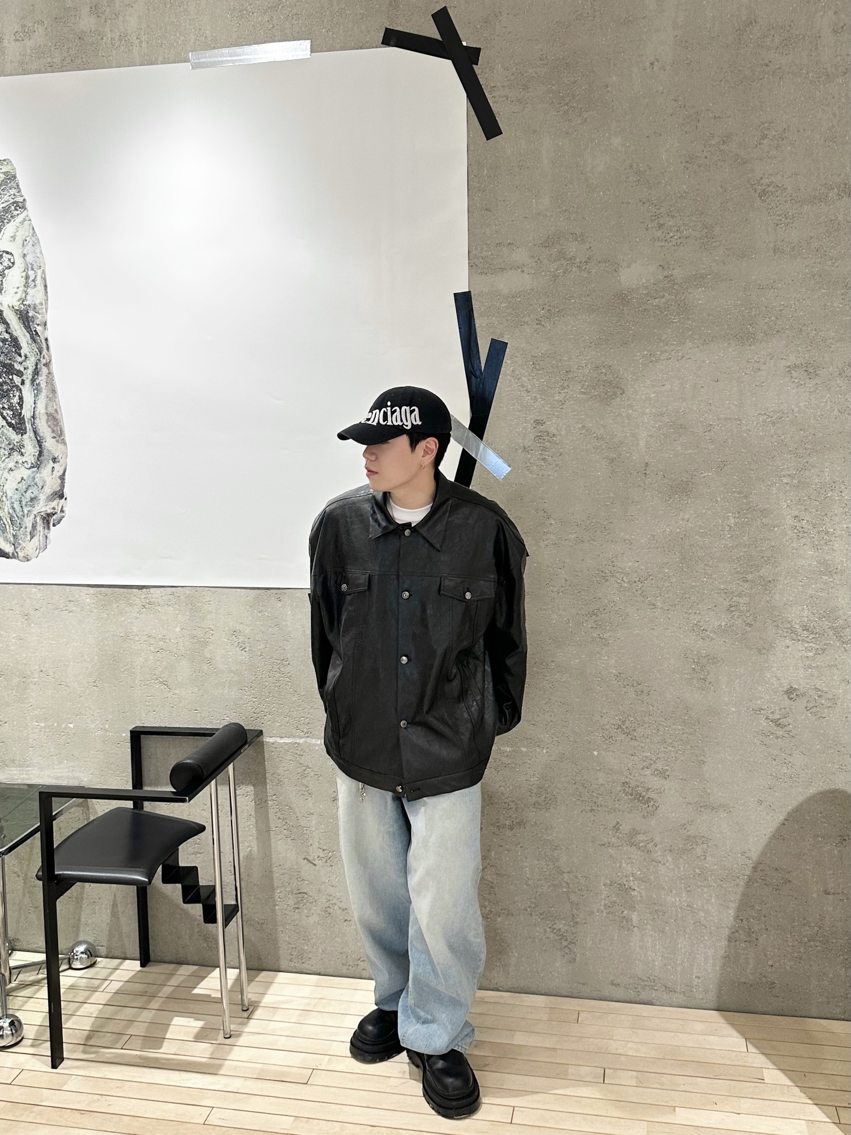 Bottega Veneta Tire Ankle Chelsea Boots Black Cruise, Yeezy Gap Engineered By Balenciaga Flame Cap Black 착용 스타일 - 4