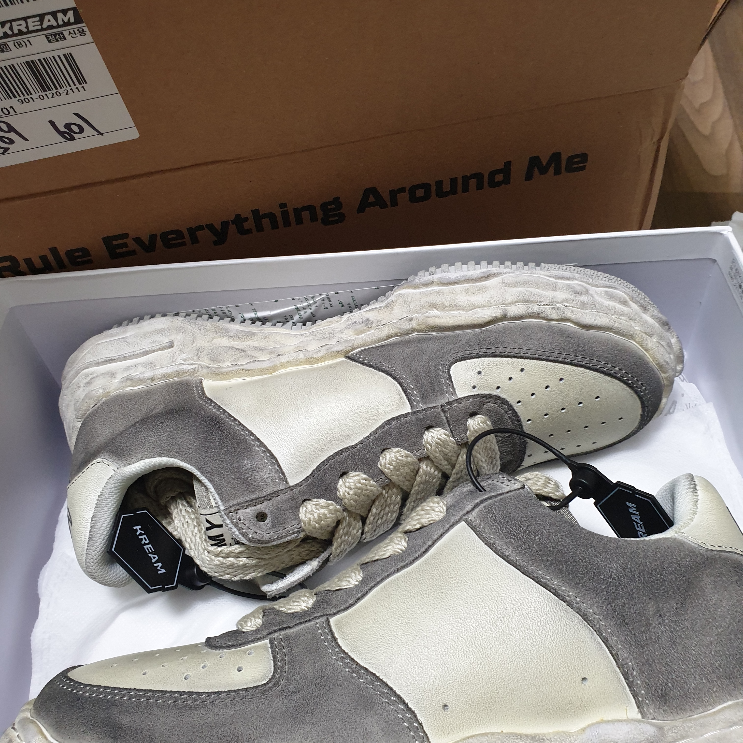 Maison Mihara Yasuhiro Wayne OG Sole Distressed Leather Low-top Sneaker White 착용 스타일 - 2
