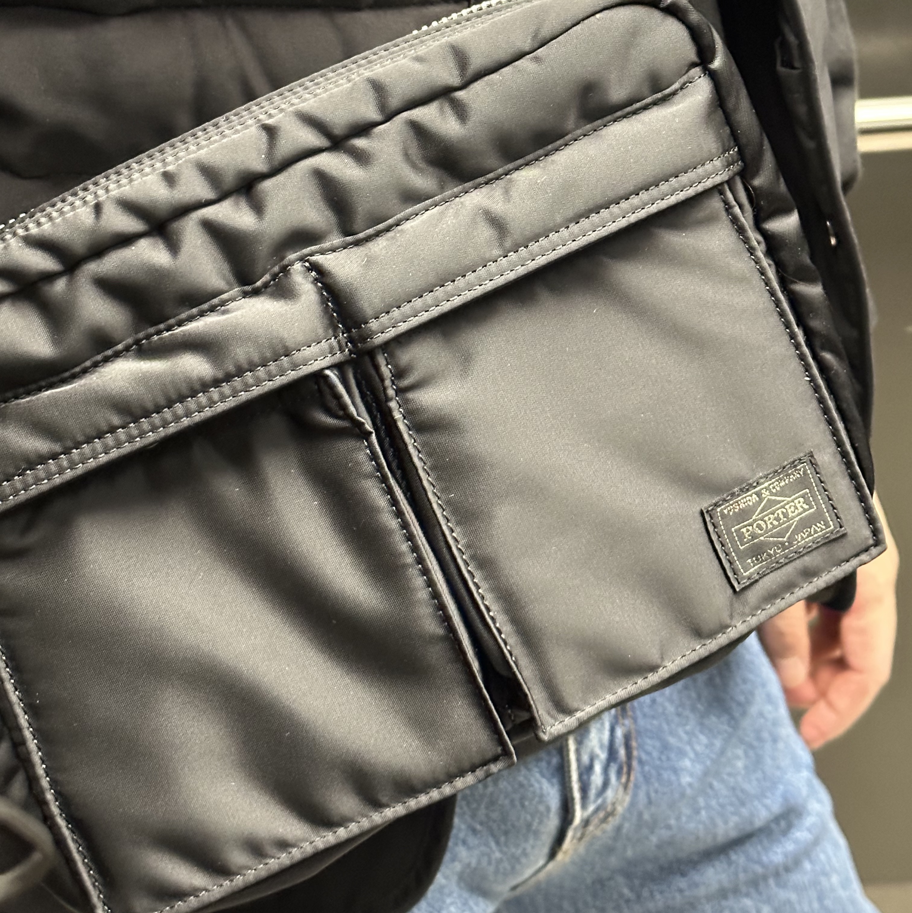 Porter Tanker Shoulder Bag S Black 착용 스타일 - 2