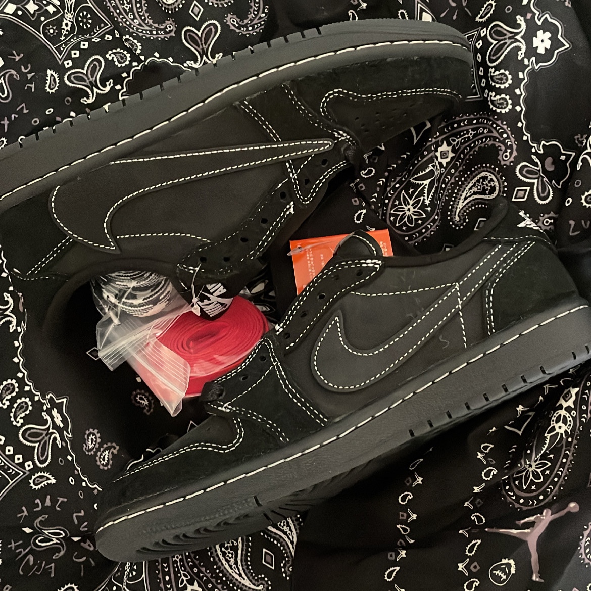 Jordan 1 x Travis Scott Retro Low OG SP Black Phantom 착용 스타일 - 1