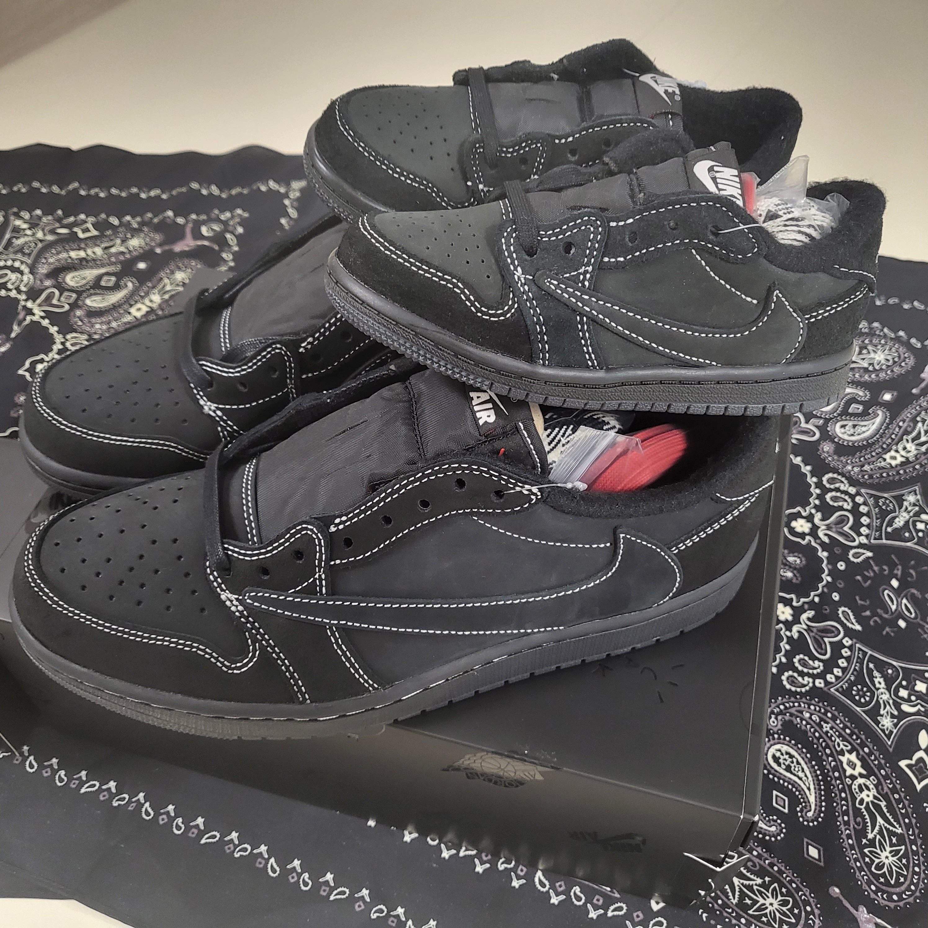 Jordan 1 x Travis Scott Retro Low OG SP Black Phantom, (TD) Jordan 1 x Travis Scott Retro Low OG SP Black Phantom 착용 스타일 - 3