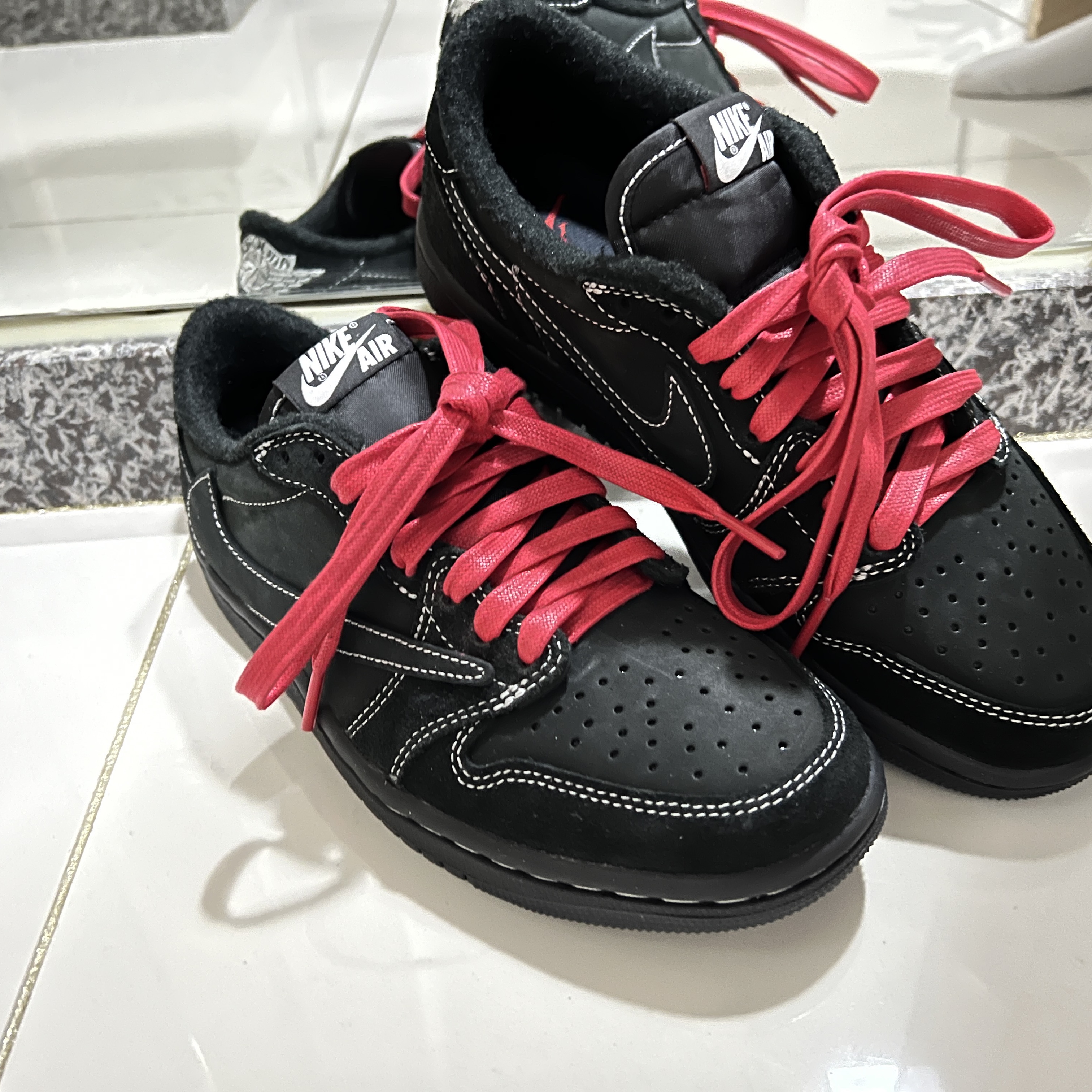 Jordan 1 x Travis Scott Retro Low OG SP Black Phantom, IAB Studio Hoodie Black White 착용 스타일 - 1