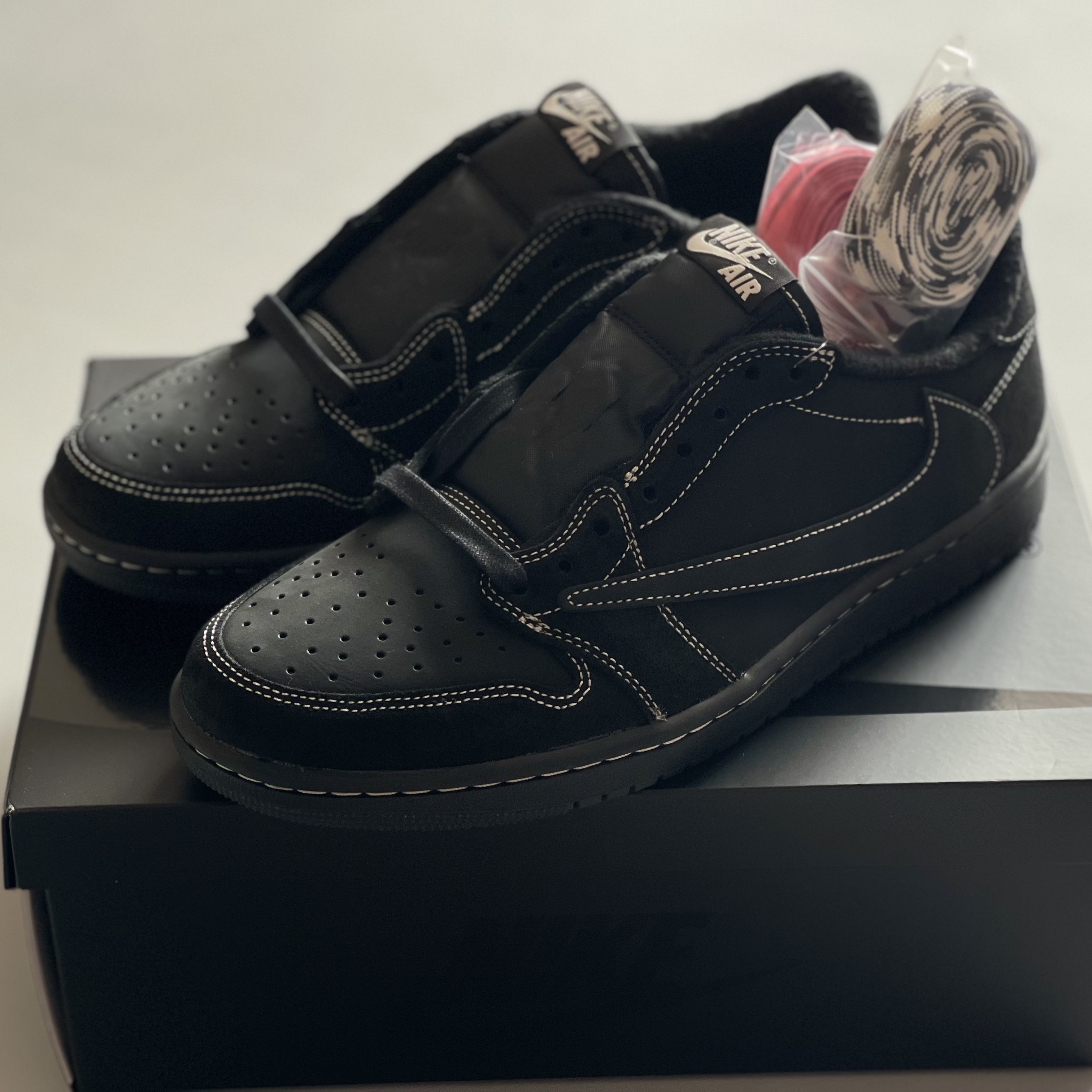 Jordan 1 x Travis Scott Retro Low OG SP Black Phantom 착용 스타일 - 2