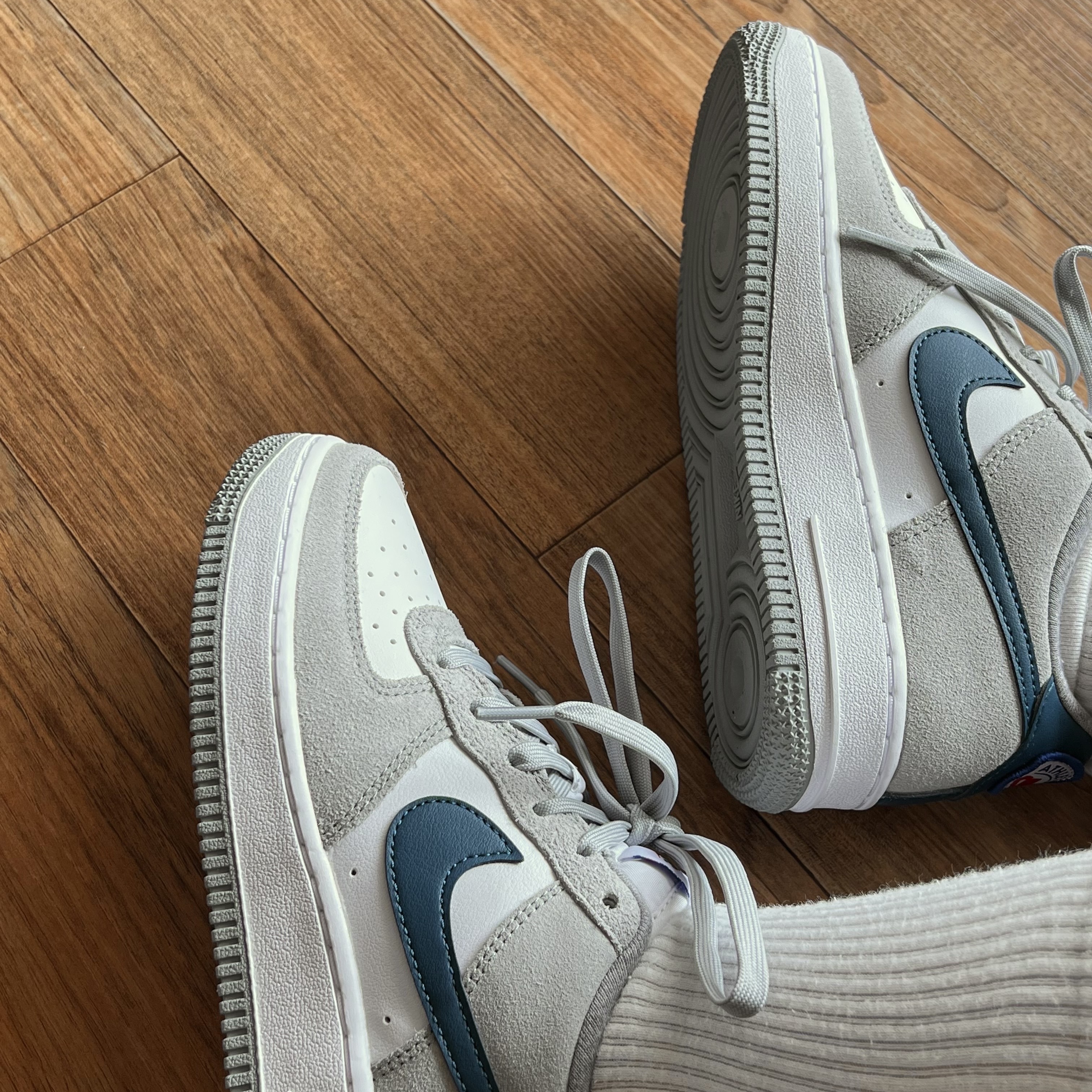 (GS) Nike Air Force 1 LV8 Athletic Club Light Smoke Grey Marina 착용 스타일 - 2