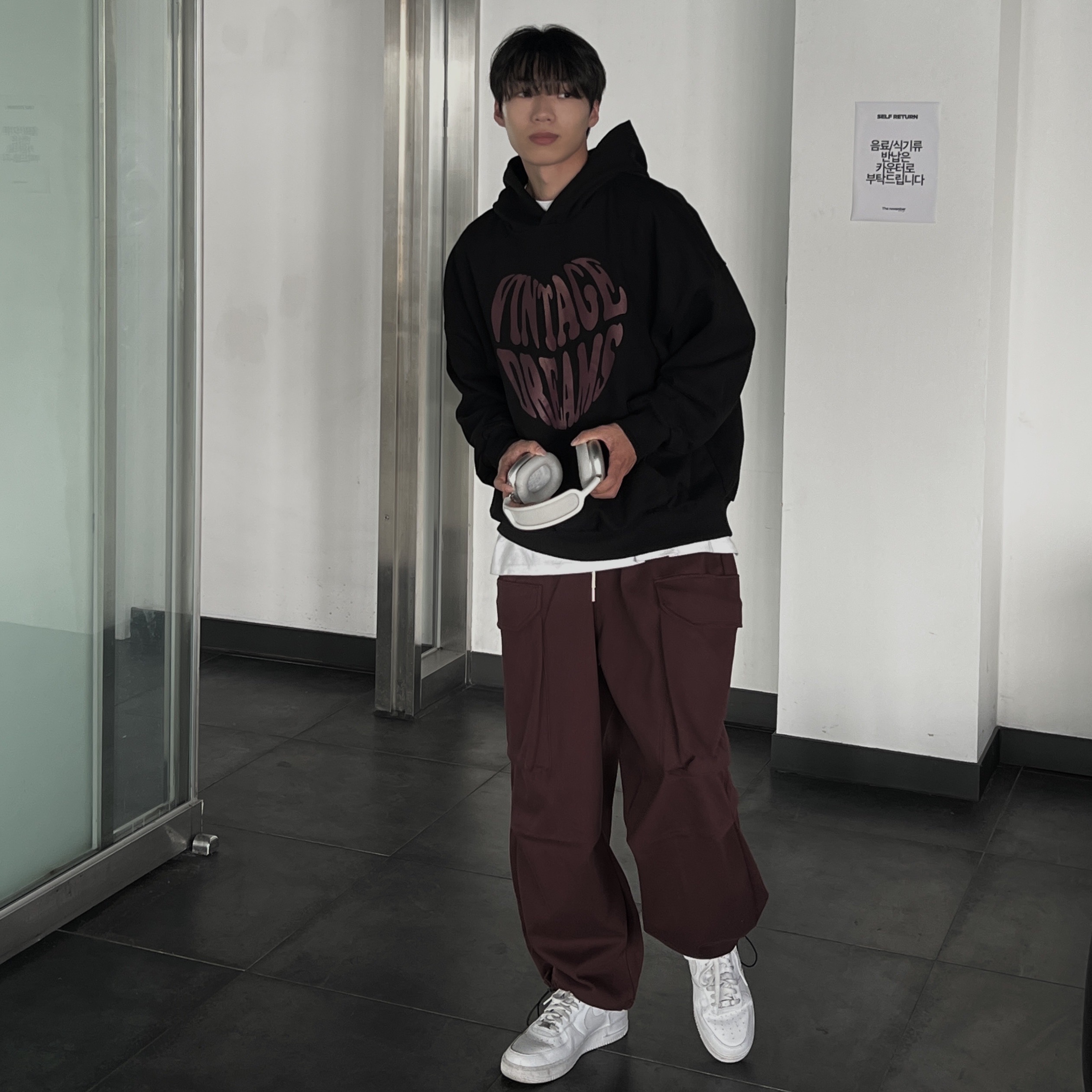 Nike Air Force 1 '07 Low White, Apple AirPods Max Lightning Silver (Korean Ver.) 착용 스타일 - 1