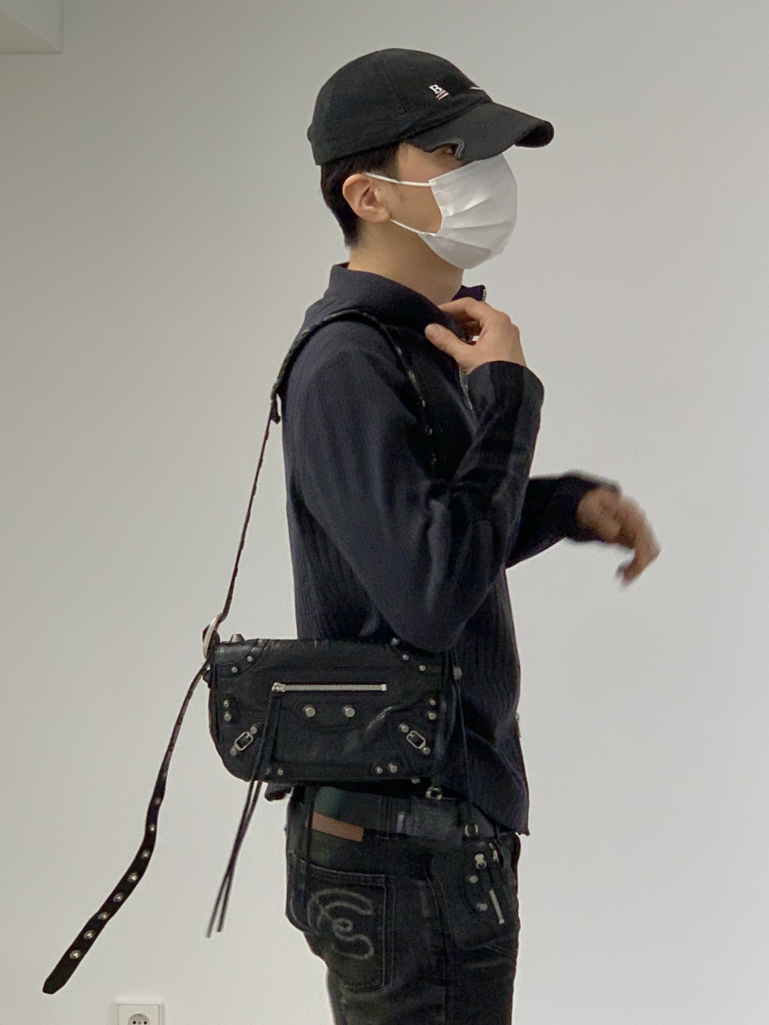 Balenciaga Gaffer Cap Black, Nike x Martine Rose Shox MR4 Black 착용 스타일 - 2