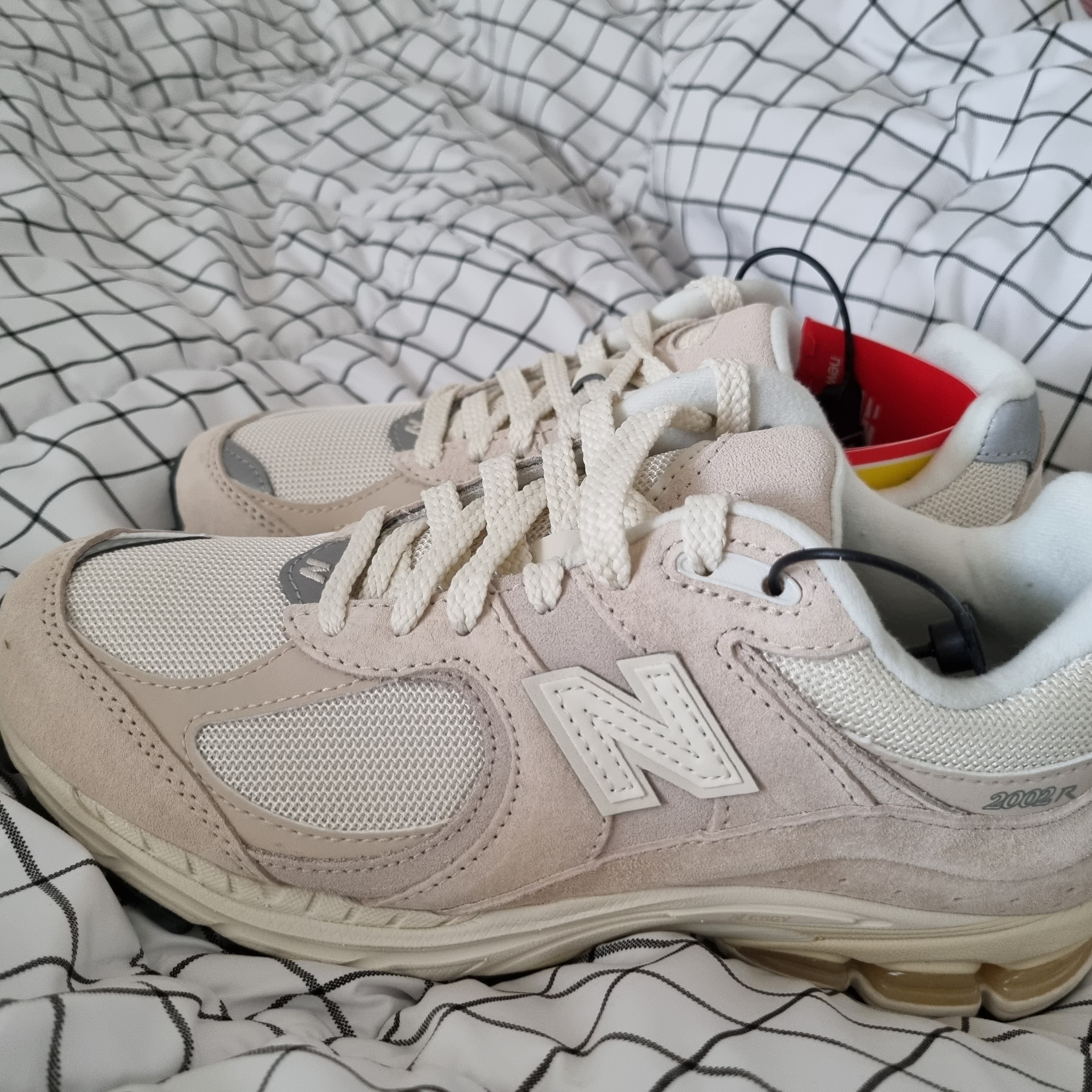 New Balance 2002R Beige Calm Taupe 착용 스타일 - 3