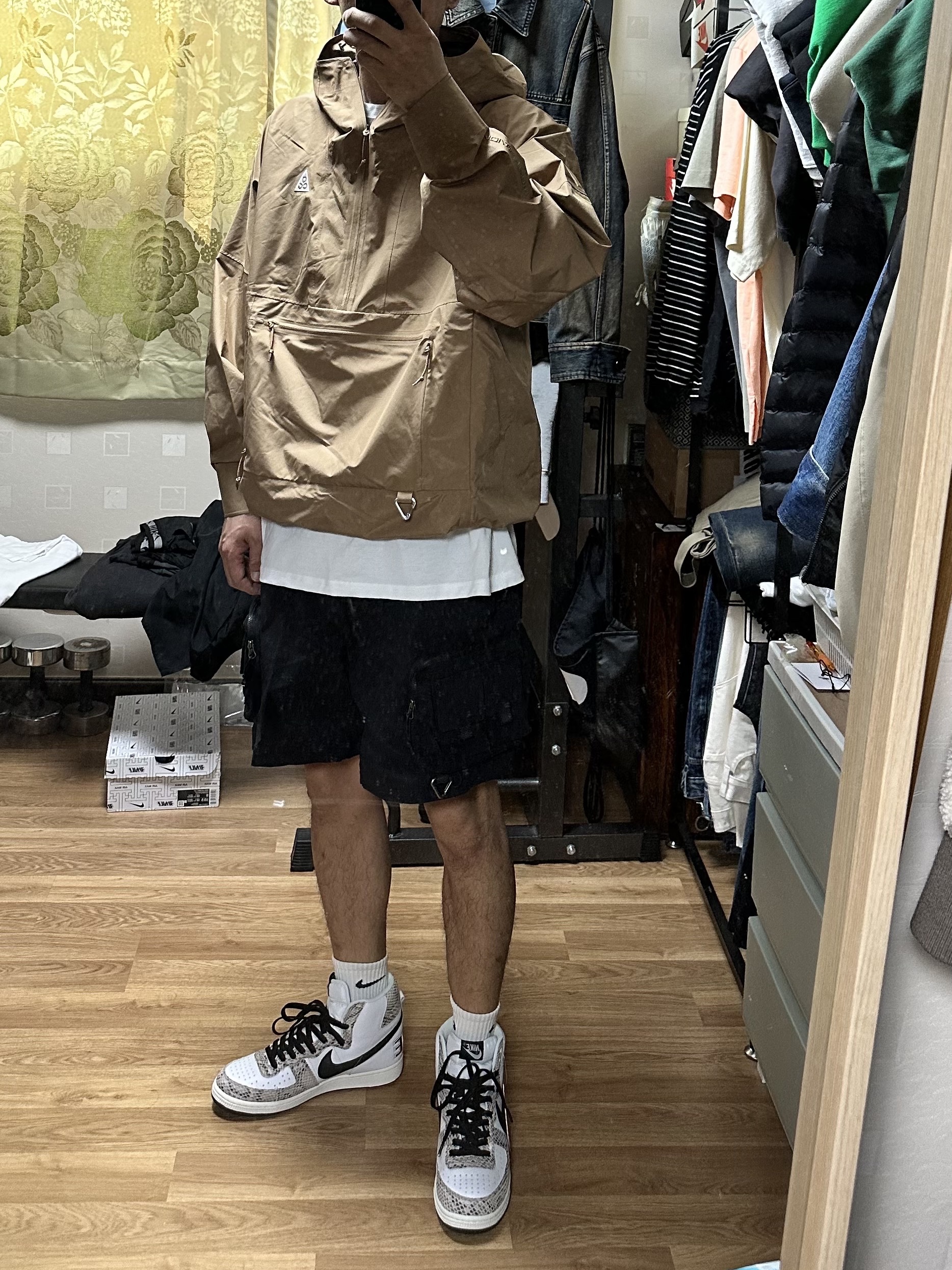 Nike ACG Storm-Fit ADV Cascade Rain Jacket Dark Driftwood- Asia, Nike ACG Cargo Shorts Black - Asia 착용 스타일 - 1
