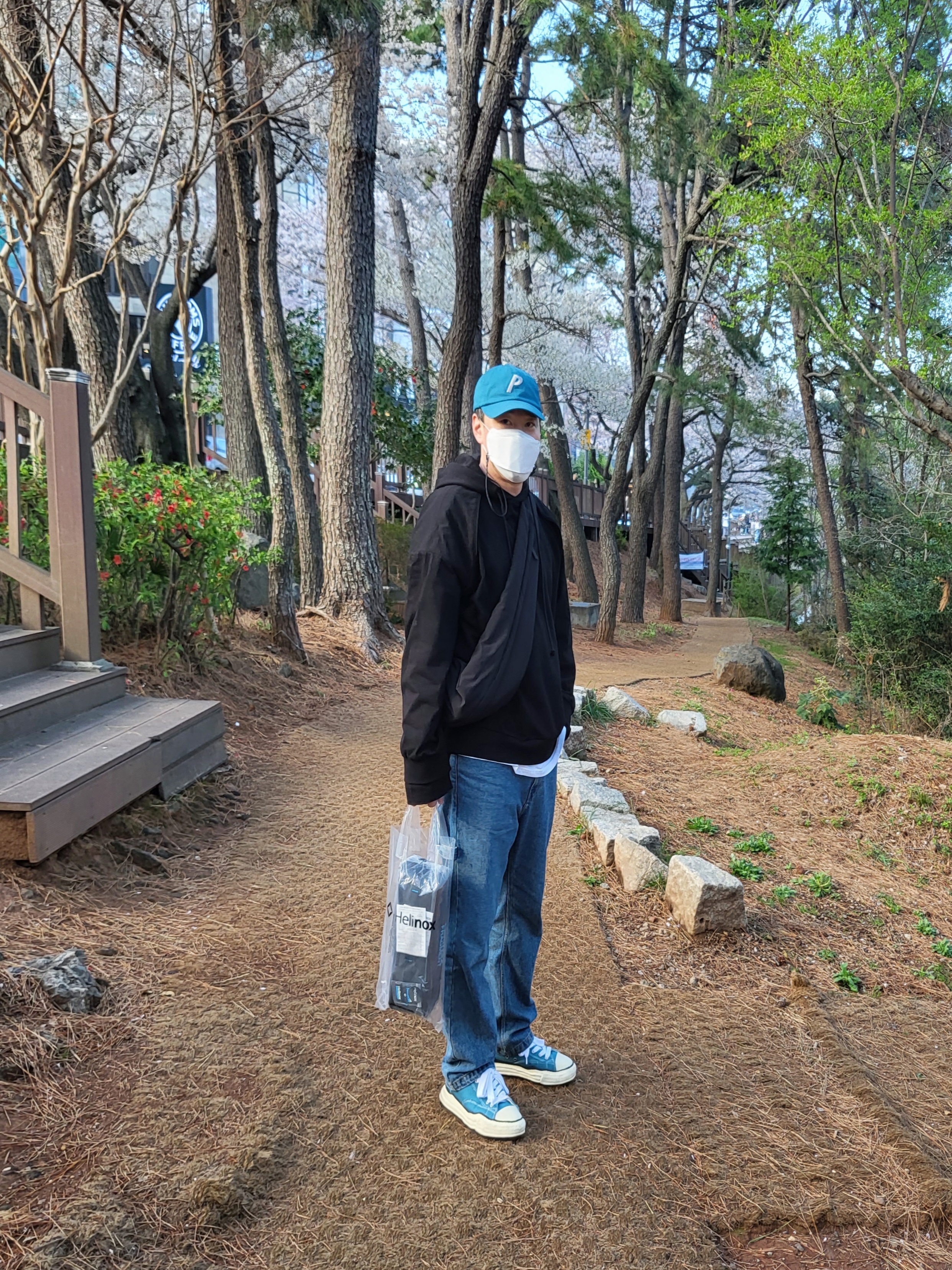 Yeezy Gap Engineered By Balenciaga Snake Bag Black, Maison Mihara Yasuhiro Peterson OG Sole Canvas Low Sneakers Blue 착용 스타일 - 1