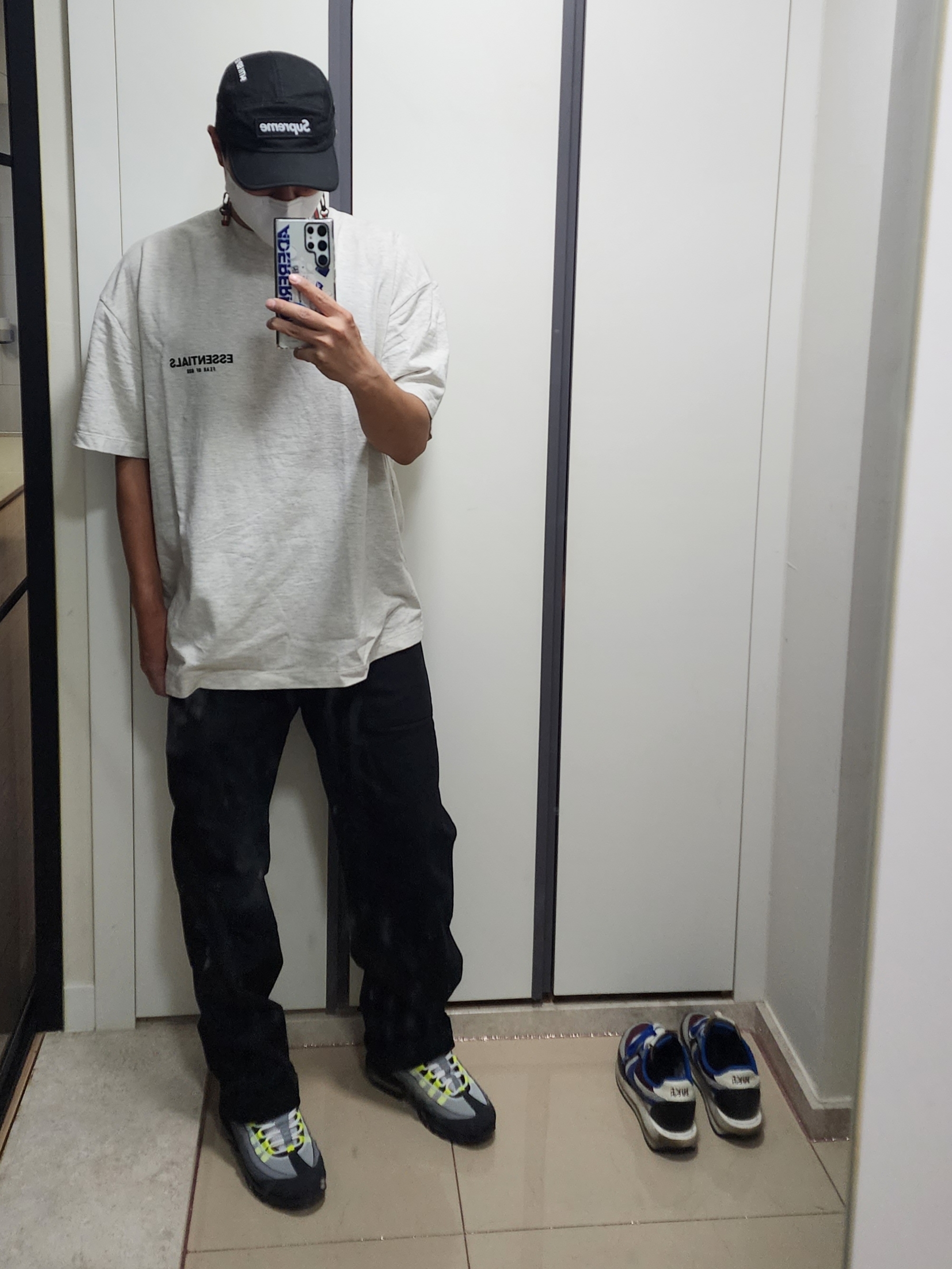 Essentials The Core Collection T-Shirt Light Oatmeal, Nike Air Max 95 OG Neon Yellow 2020 착용 스타일 - 3