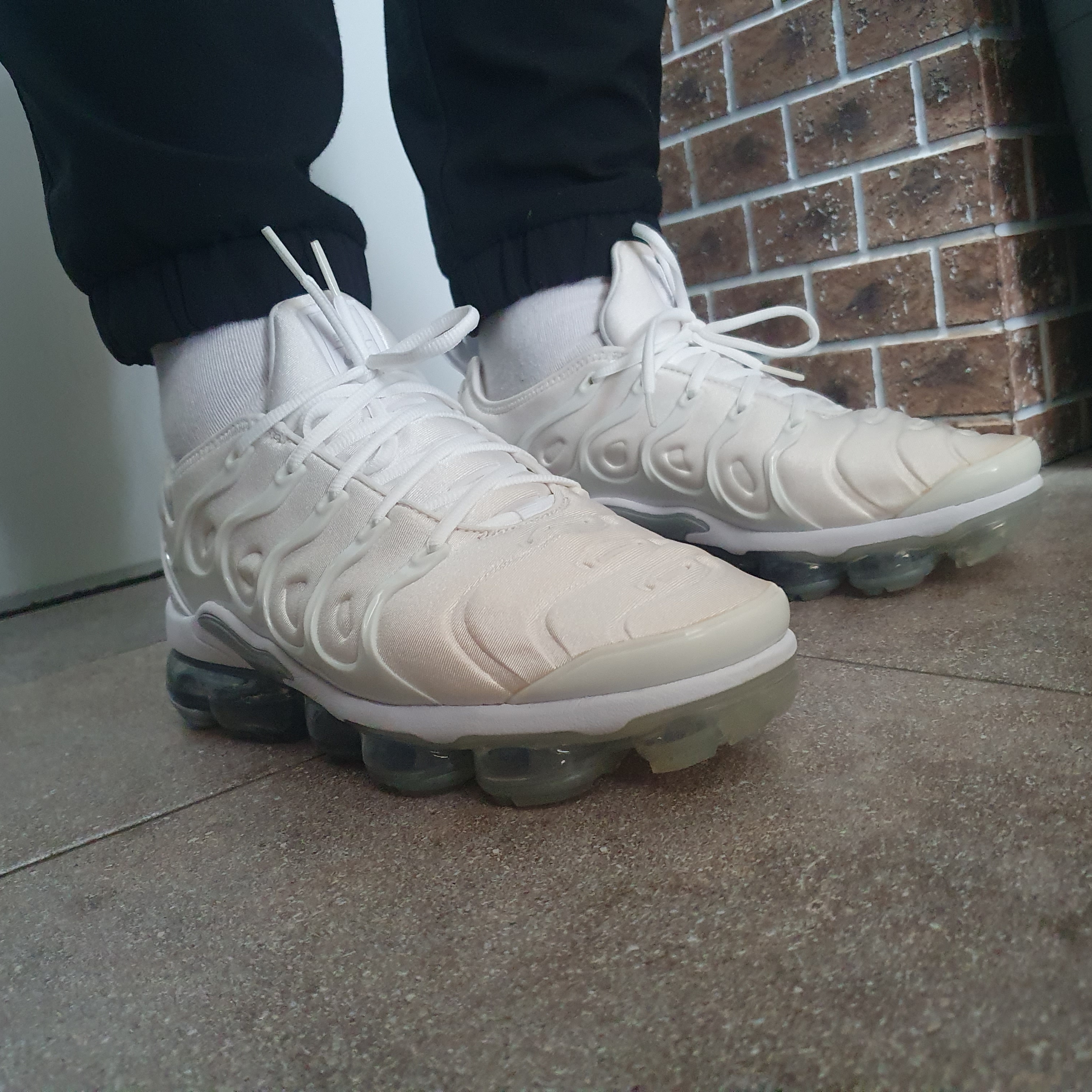 Nike Air VaporMax Plus White Pure Platinum 착용 스타일