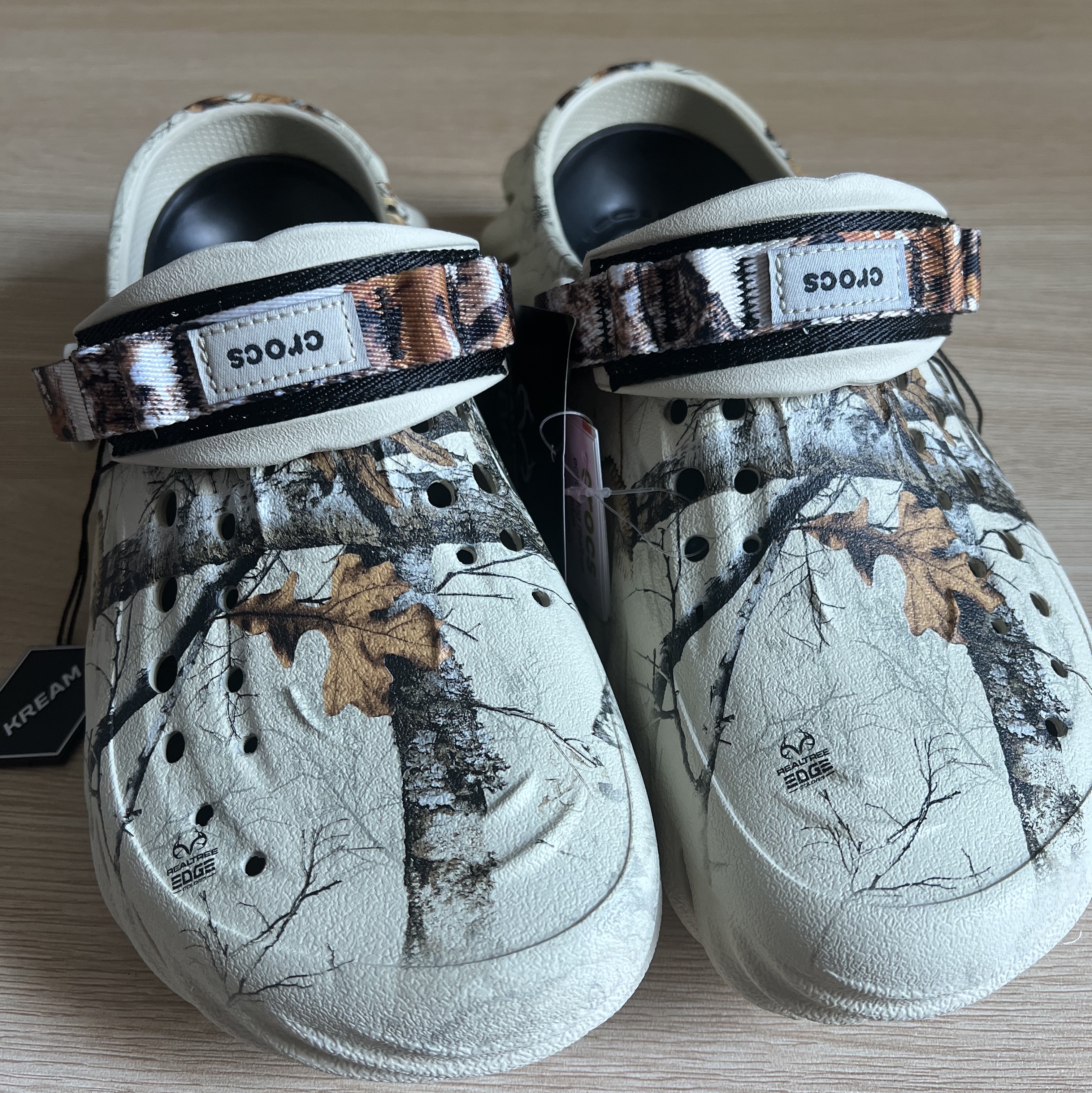 Crocs Echo Clog Real Tree Bone 착용 스타일 - 1