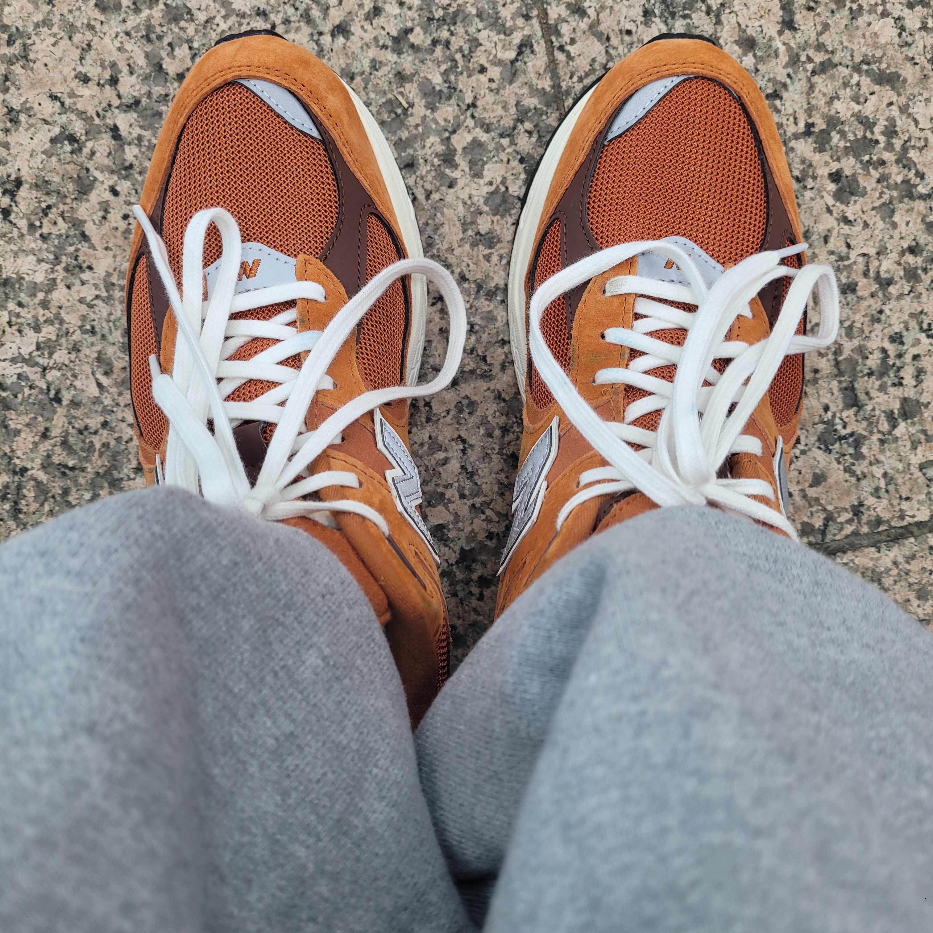 New Balance 2002R Rust Oxide 착용 스타일