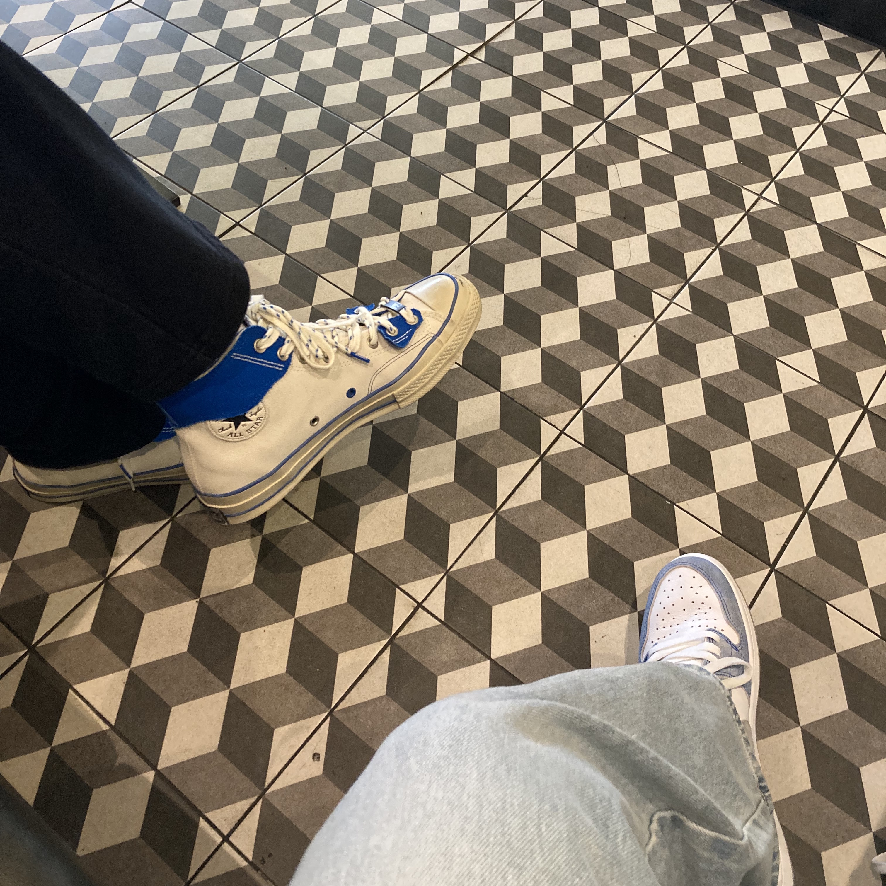 Converse x Ader Error Chuck 70 High White, Jordan 1 Retro High OG Hyper Royal 착용 스타일