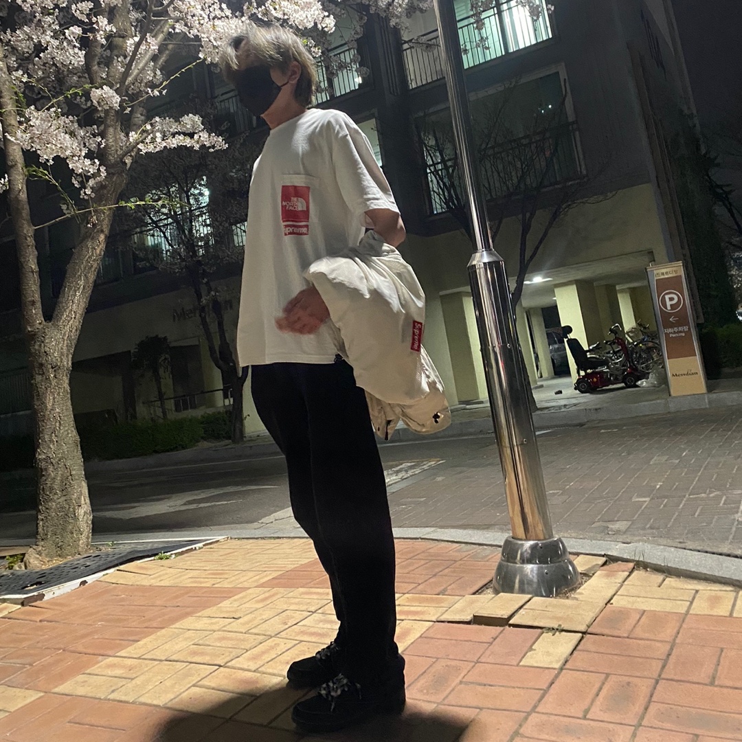 Supreme x The North Face Printed Pocket T-Shirt White - 23SS, Supreme x The North Face Trekking Convertible Jacket Stone - 22SS 착용 스타일 - 1