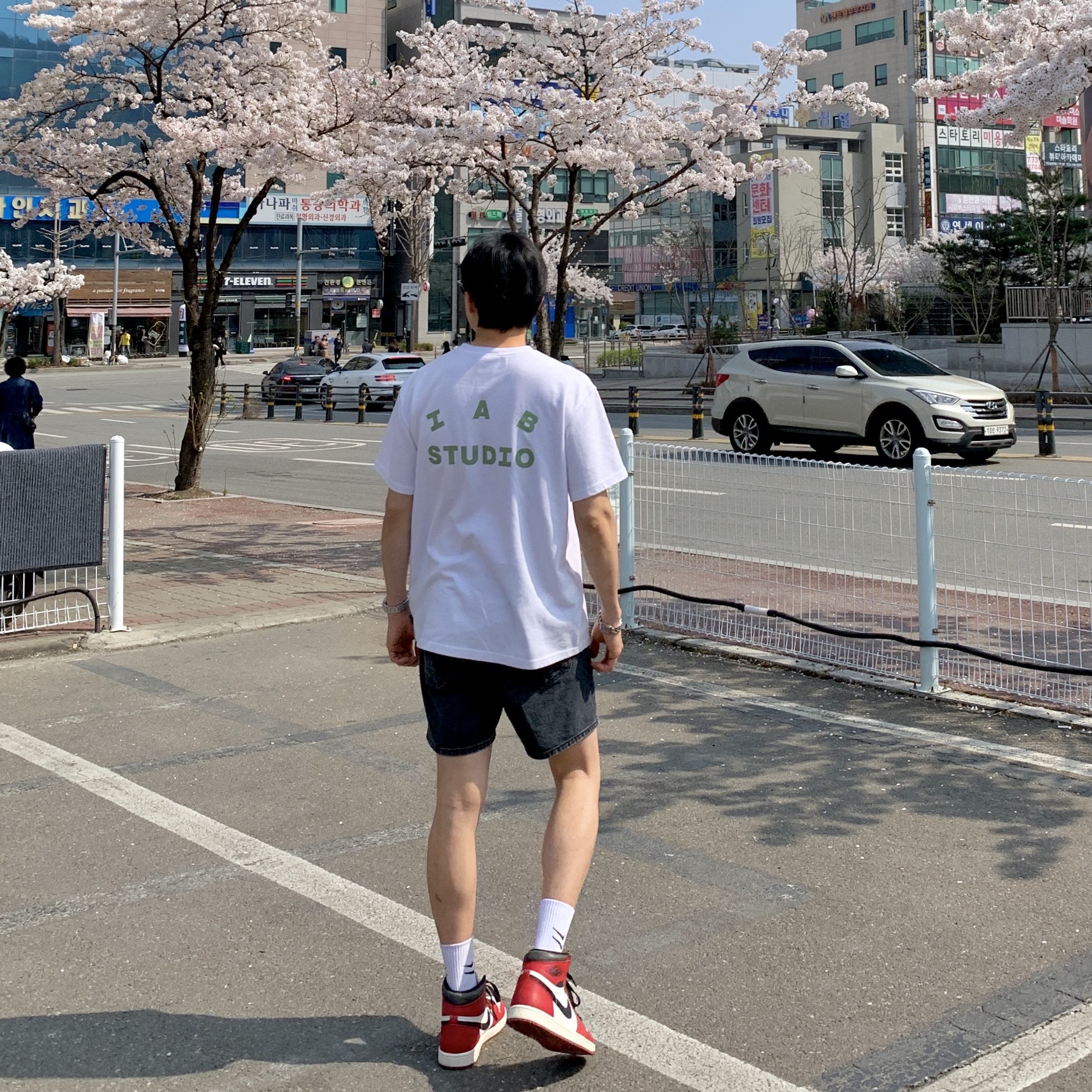 IAB Studio T-Shirt White Light Green, Jordan 1 Retro High OG Chicago 2022 착용 스타일 - 1