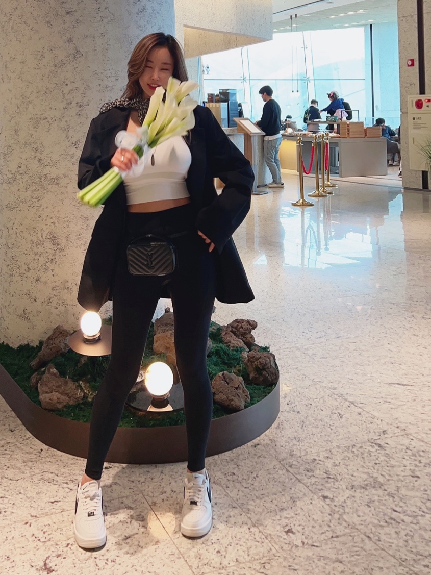 Nike x Ambush Air Force 1 Low SP Phantom, Saint Laurent Lou Belt Bag in Quilted Leather Black 착용 스타일 - 1