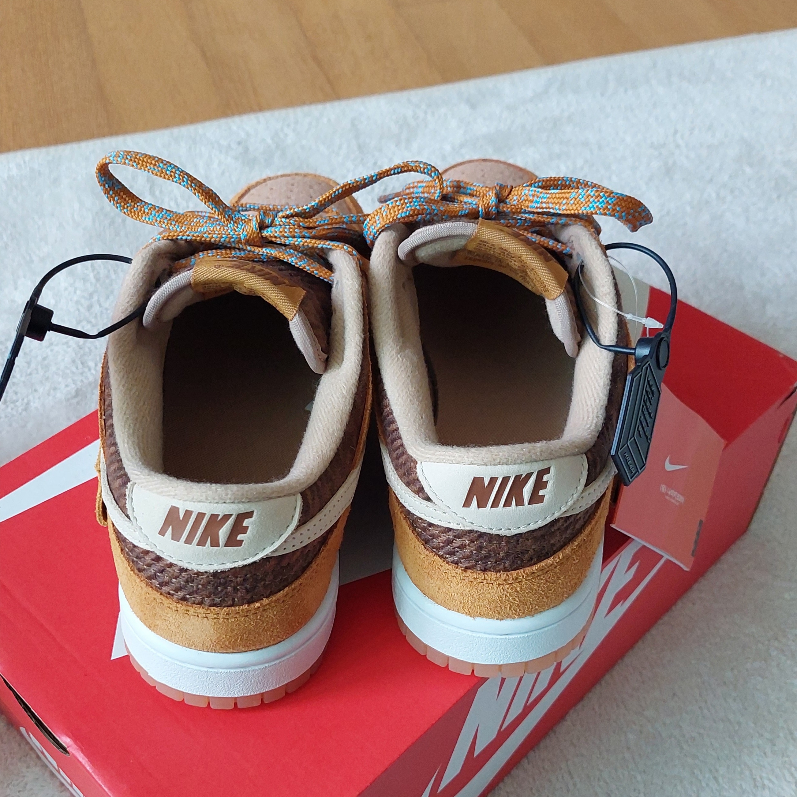 Nike Dunk Low SE Praline Desert Ochre 착용 스타일 - 4