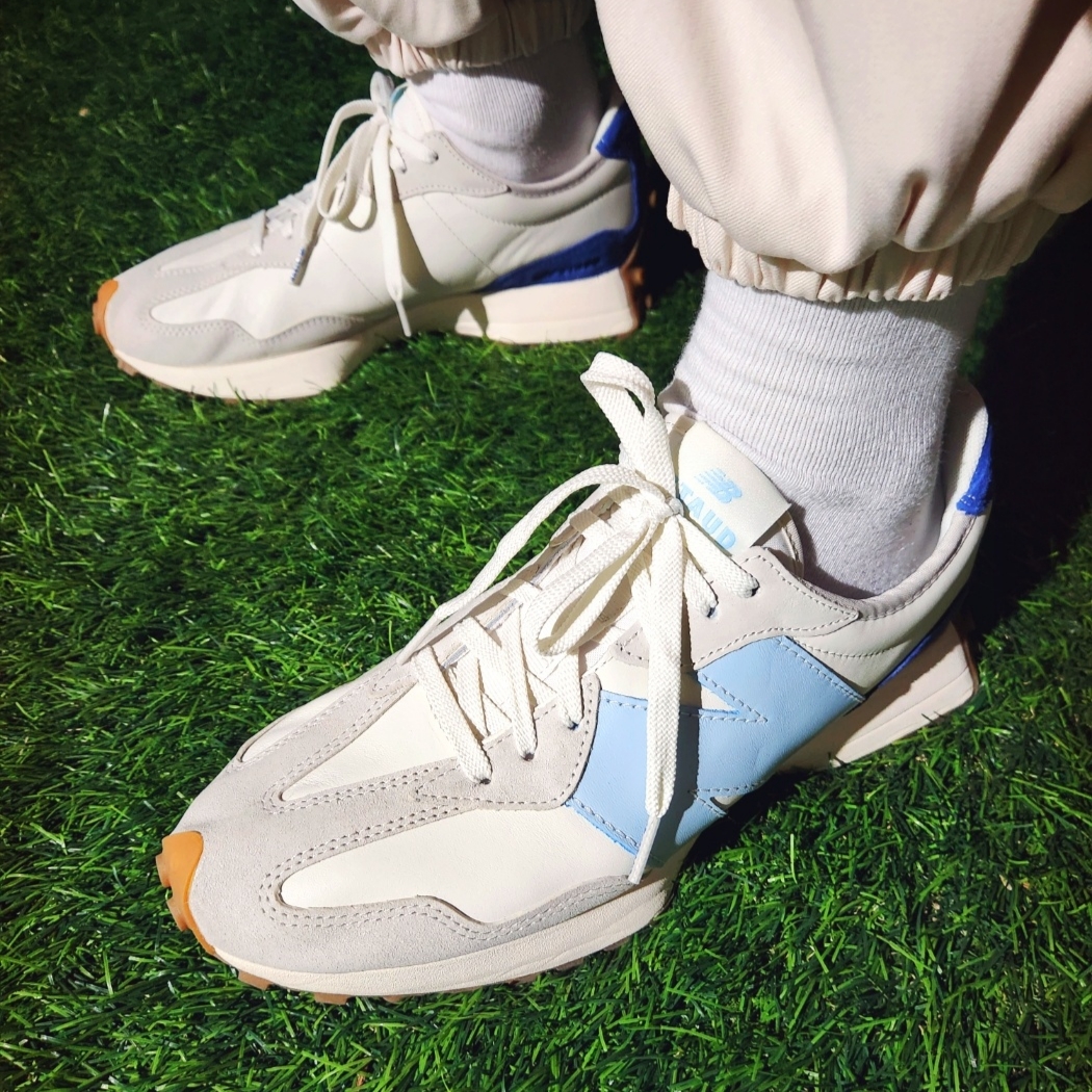 New Balance x Staud 327 Sea Salt Atlantic 착용 스타일 - 5