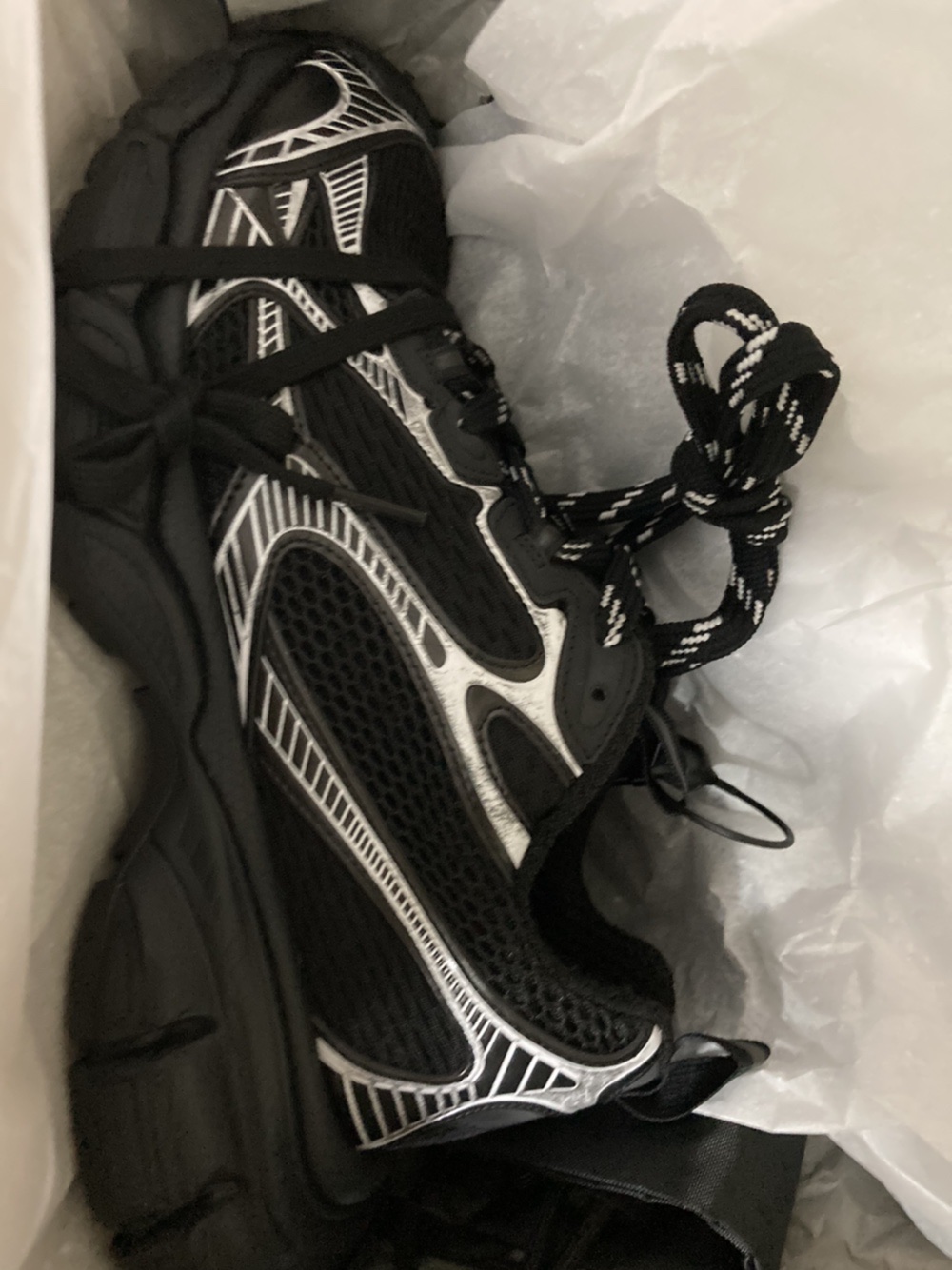 Balenciaga 3XL Sneakers Black White 착용 스타일