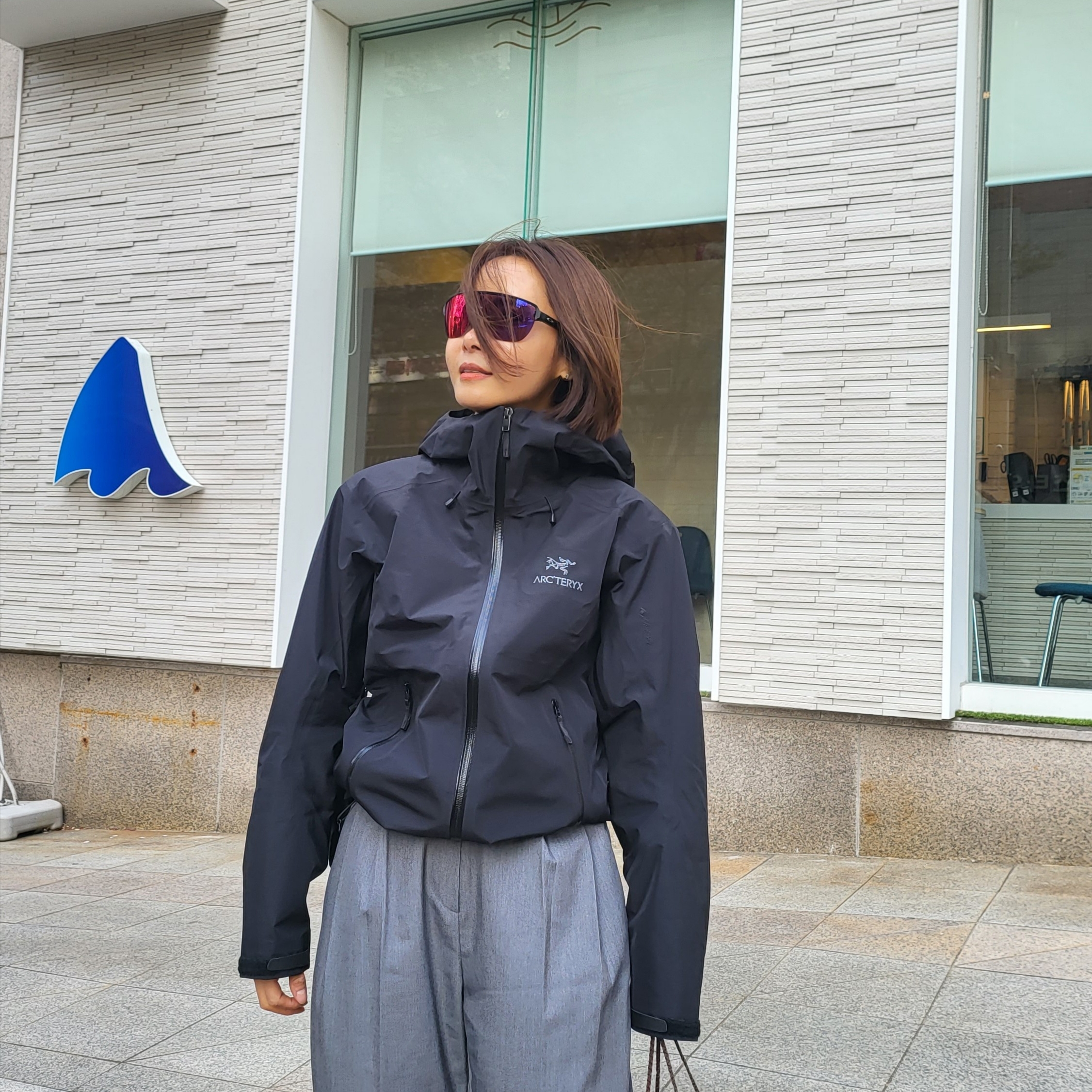 (W) Arc'teryx Beta LT Jacket Black, Arc'teryx Mantis 1 Waistpack Black 착용 스타일 - 1