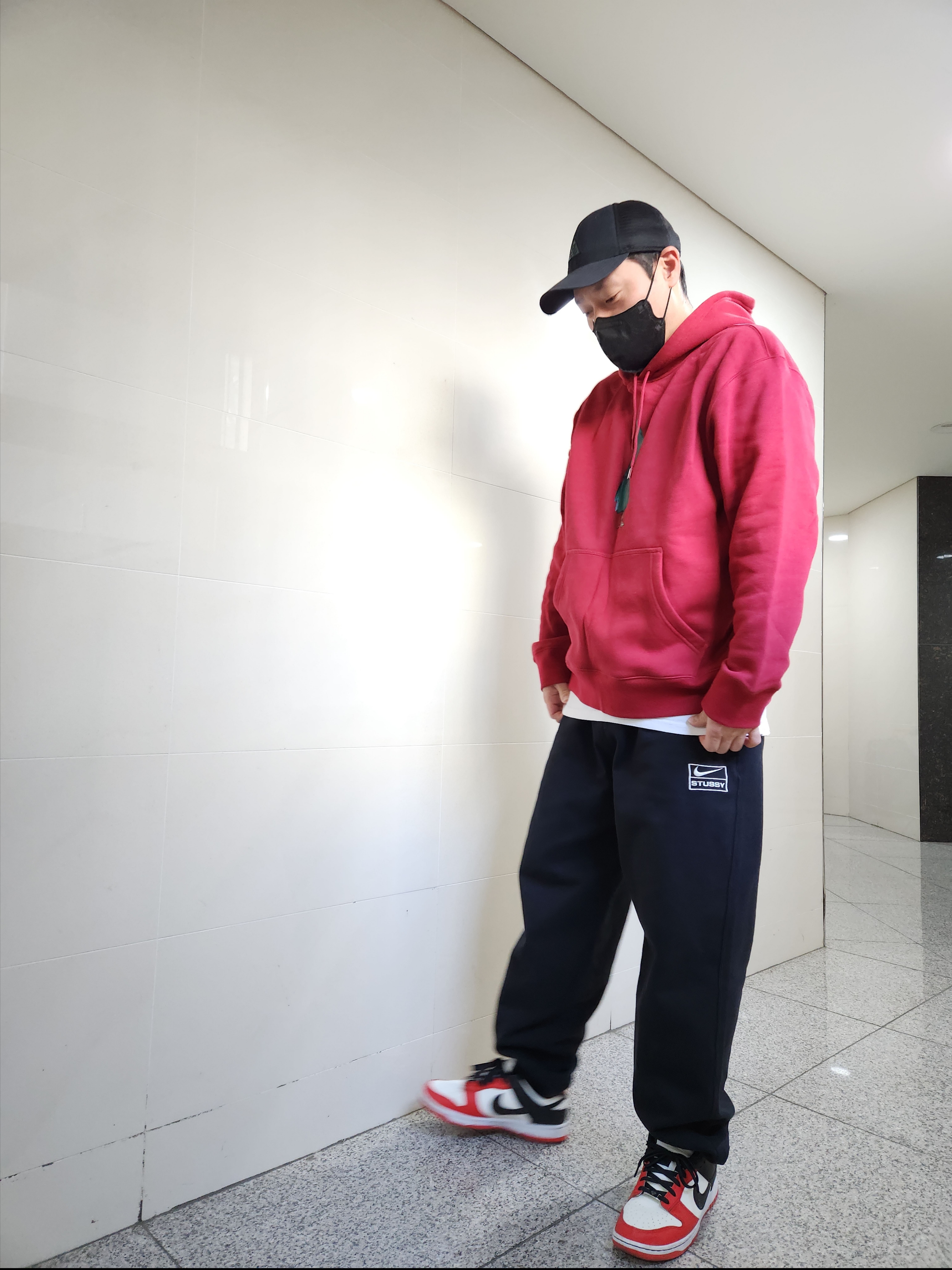 Nike x NBA Dunk Low Retro EMB Black and Chile Red, Nike x Stussy NRG Washed Fleece Pants Black (DO5296-010) 착용 스타일 - 1