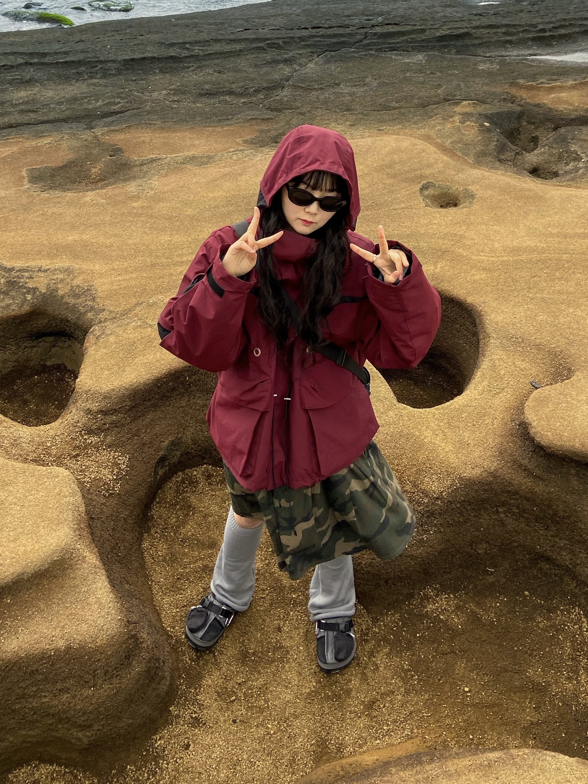 Crocs x Beams Classic All Terrain Mountain Parka Clog Grey 착용 스타일 - 1