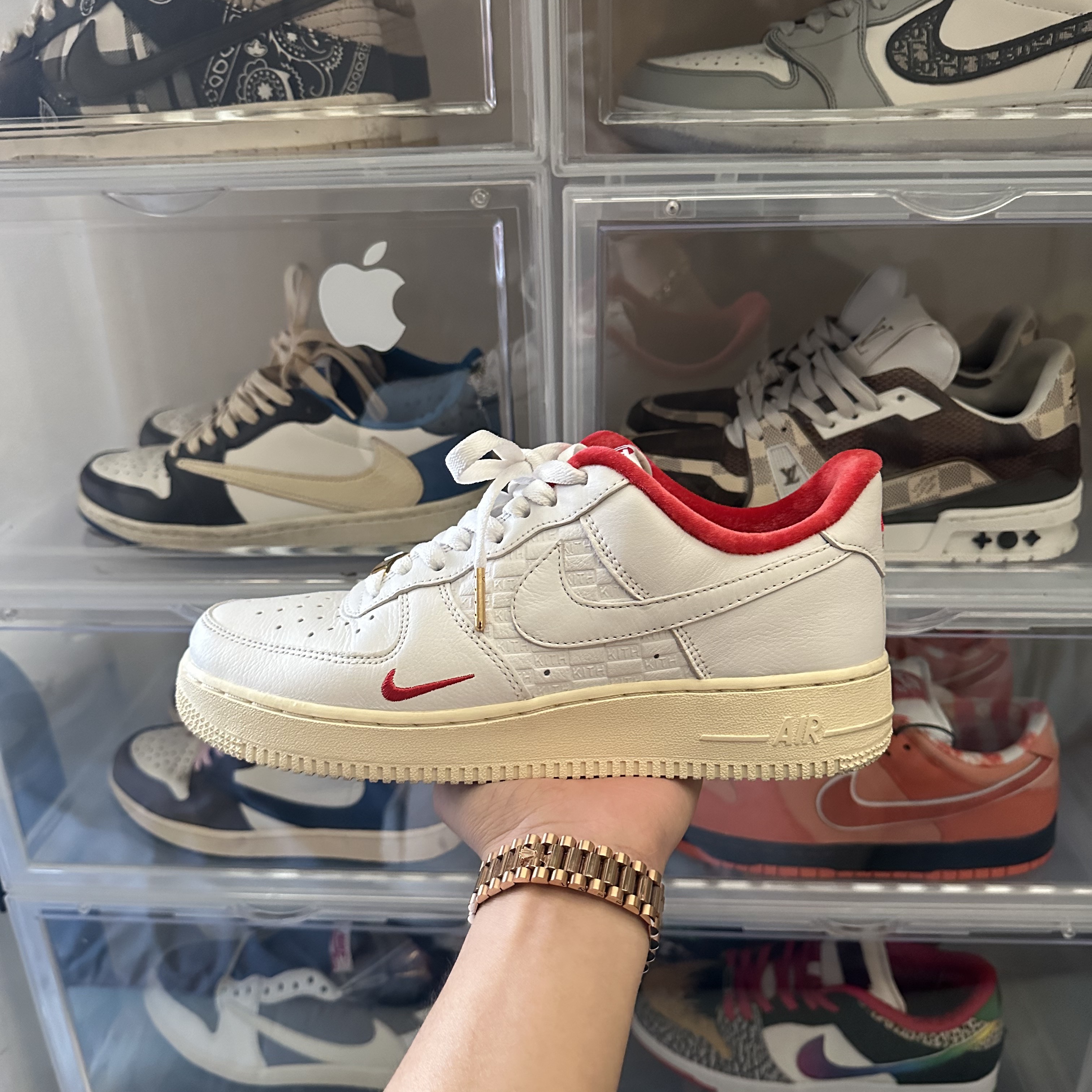 Nike x Kith Air Force 1 Low Japan, Jordan 1 x Travis Scott Retro Low OG SP Sail and Ridgerock 착용 스타일