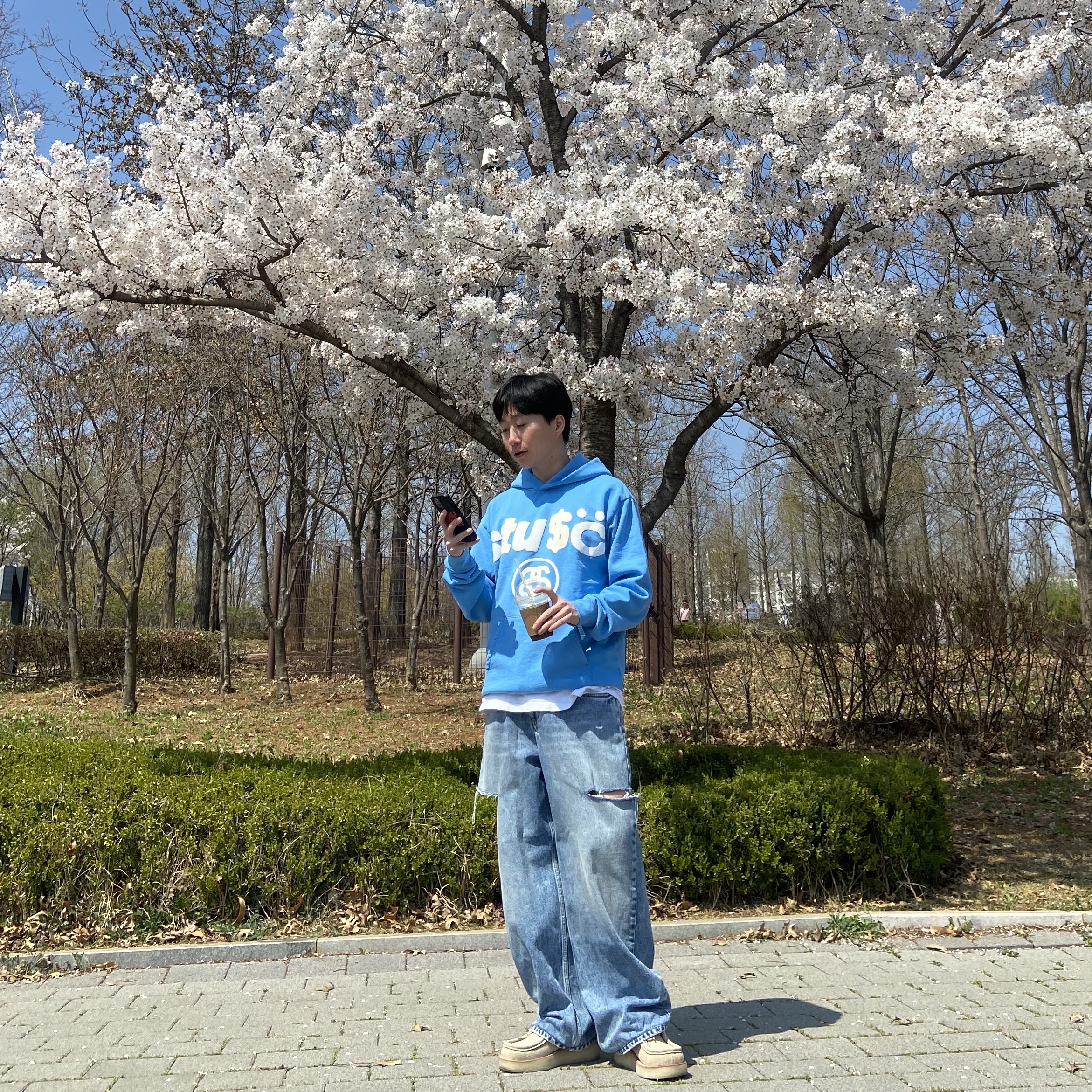 Stussy x Cactus Plant Flea Market 8 Ball Pigment Dyed Hoodie Blue 착용 스타일 - 2