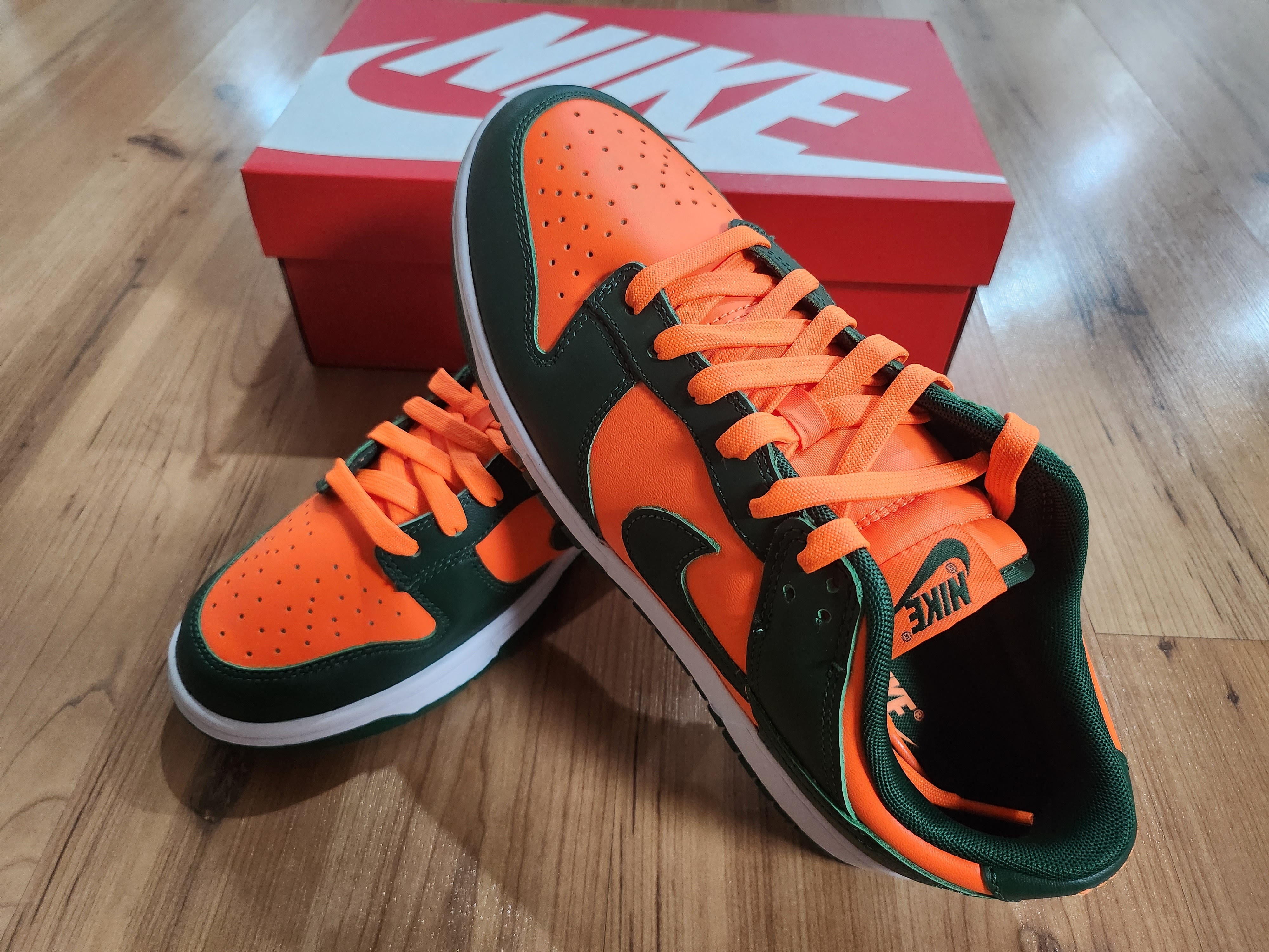 Nike Dunk Low Gorge Green and Total Orange 착용 스타일 - 2