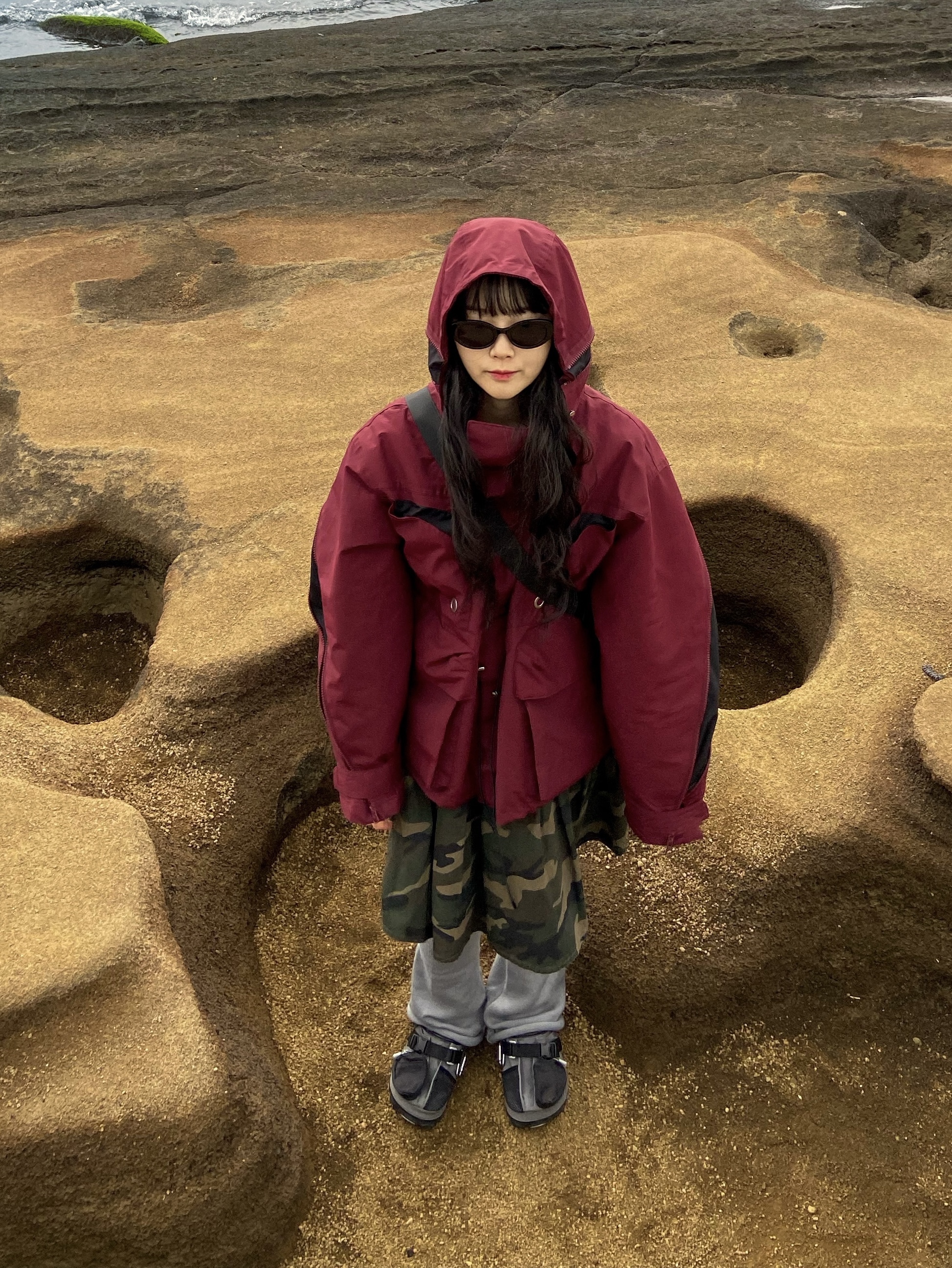 Crocs x Beams Classic All Terrain Mountain Parka Clog Grey 착용 스타일 - 4