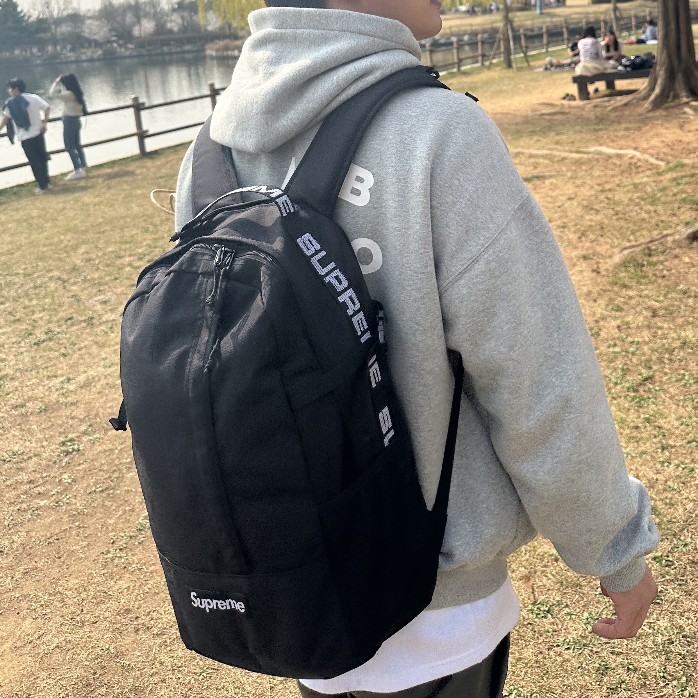 Supreme Backpack Black - 18SS, IAB Studio Hoodie Gray - 21SS 착용 스타일 - 2