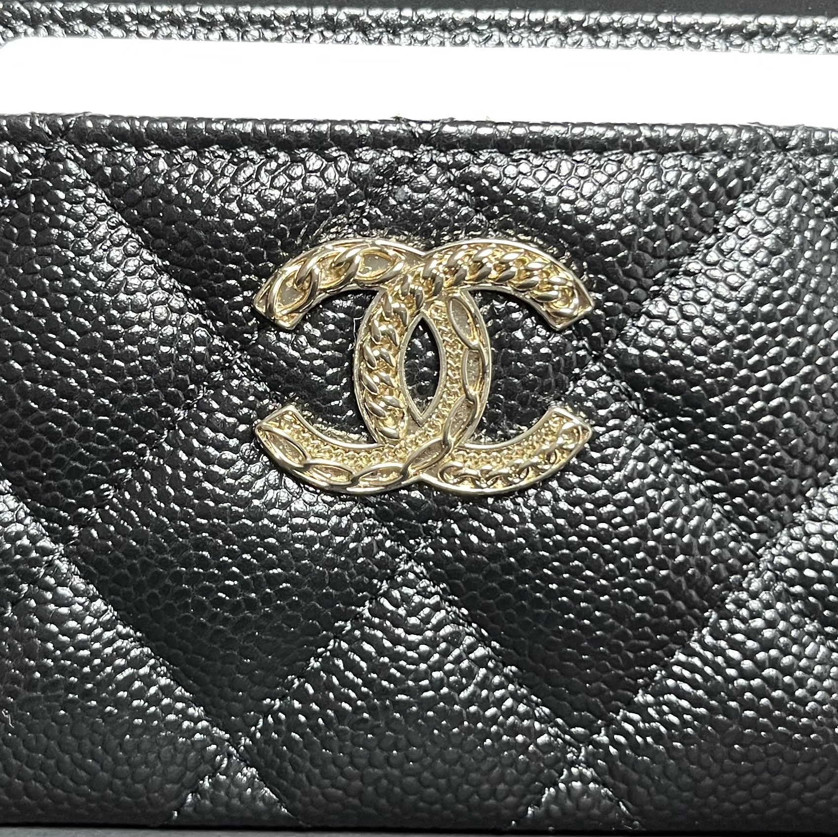 Chanel Card Holder Grained Calfskin & Gold Black 착용 스타일