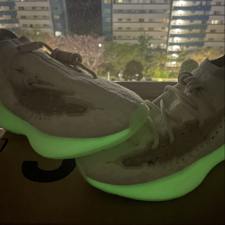 Adidas Yeezy Boost 380 Calcite Glow 착용 스타일 - 2