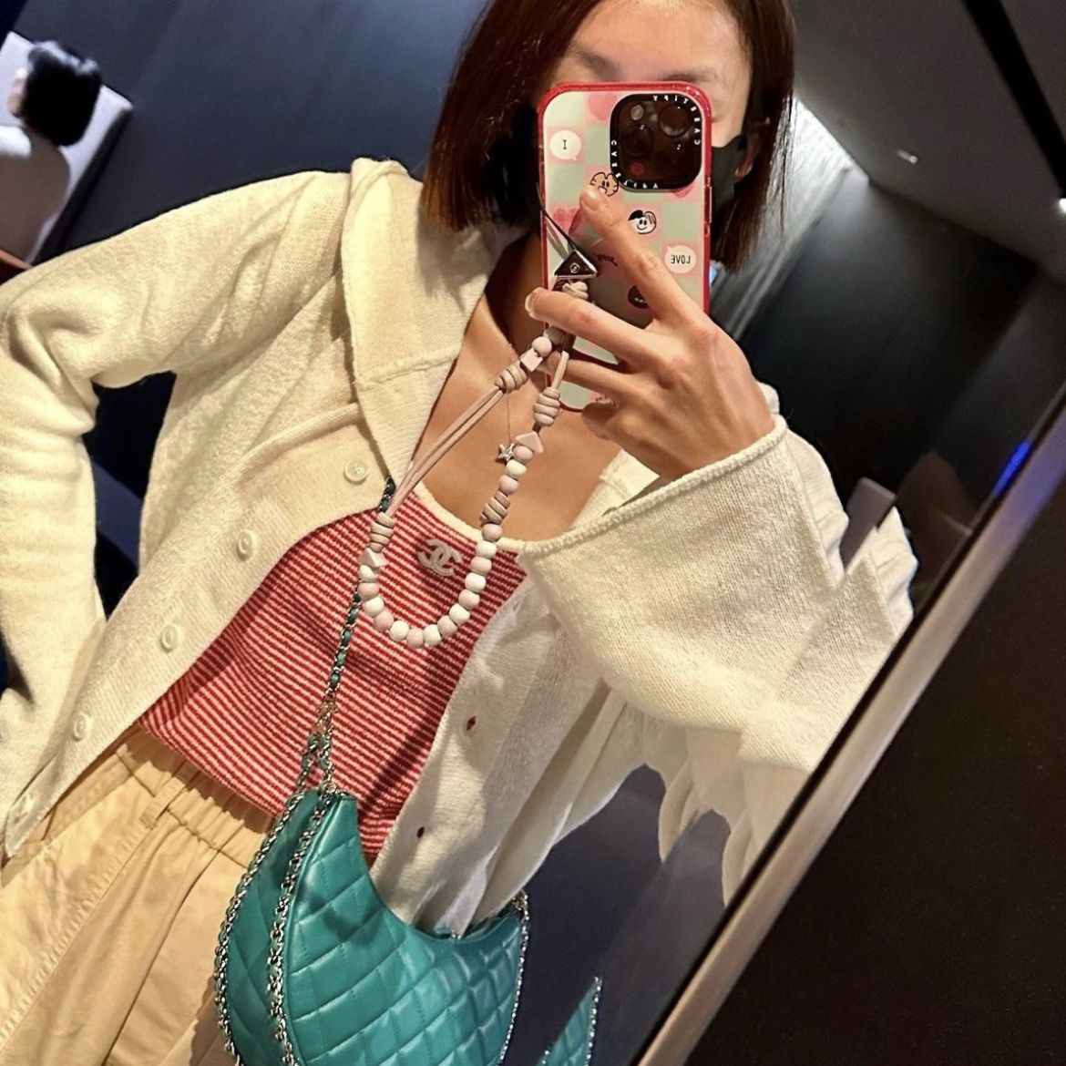 Chanel Small Hobo Bag Lambskin & Shiny Light Gold Green 착용 스타일