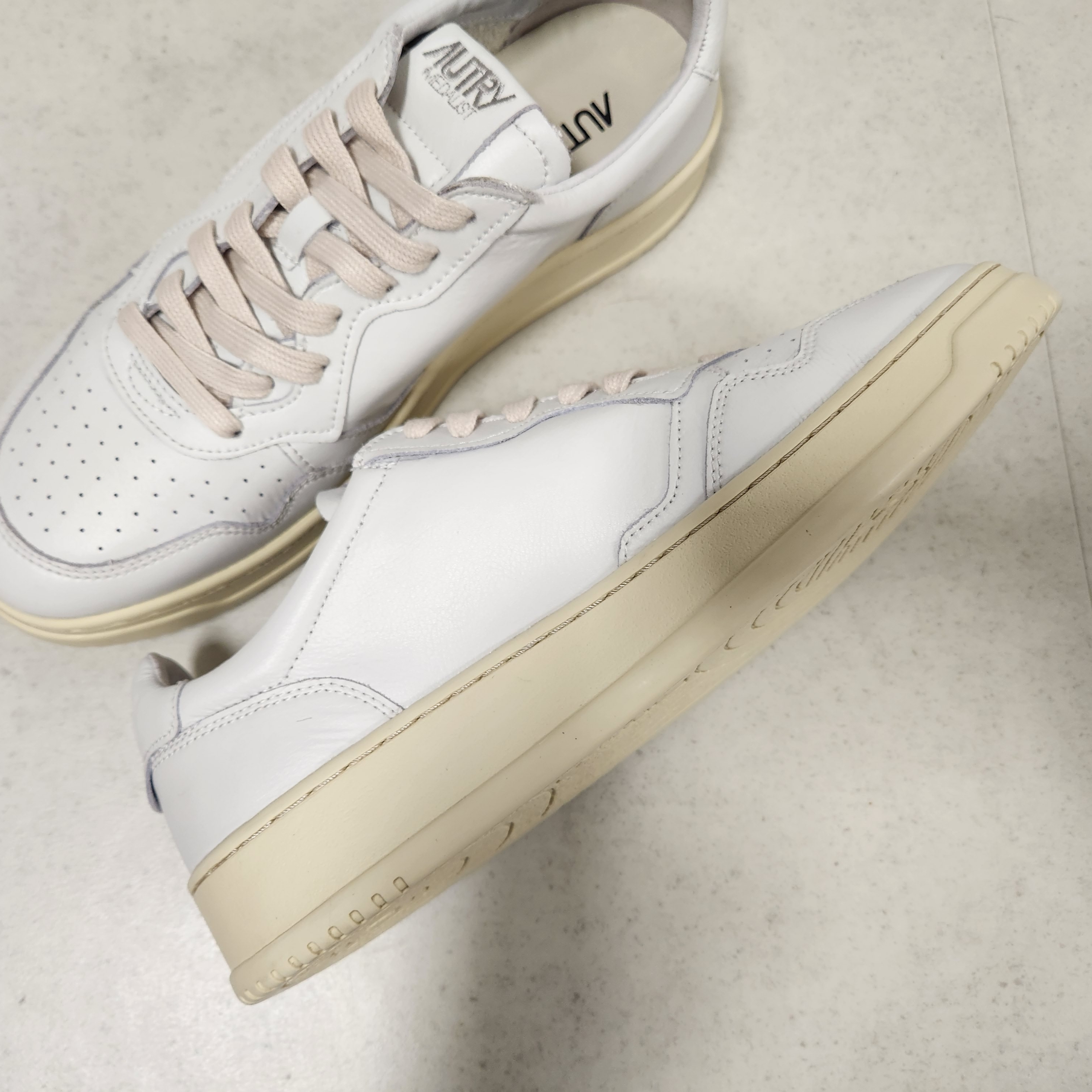 Autry Medalist Low Leather Sneakers White 착용 스타일 - 4
