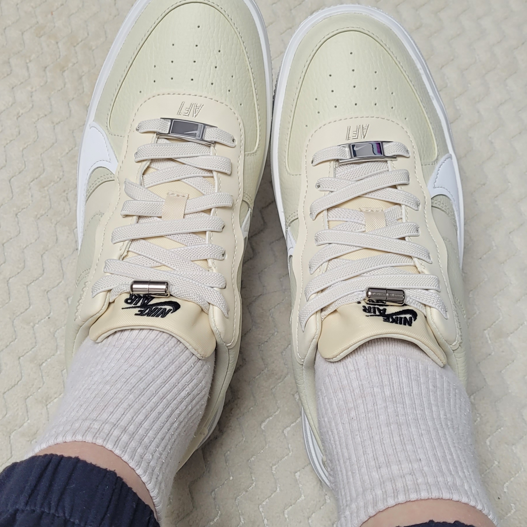 (W) Nike Air Force 1 PLT.AF.ORM Fossil and White 착용 스타일
