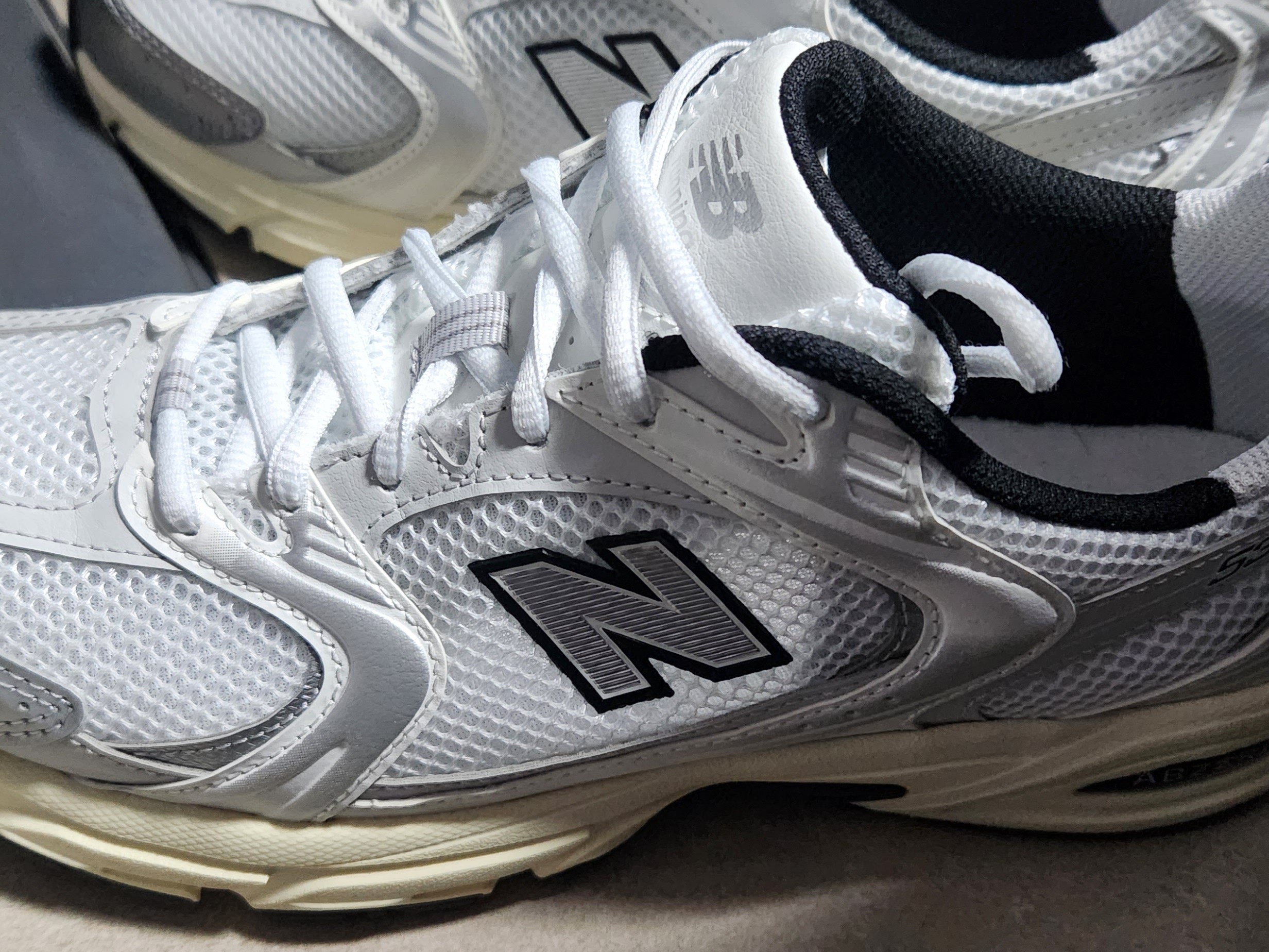 New Balance 530 Silver Cream 착용 스타일