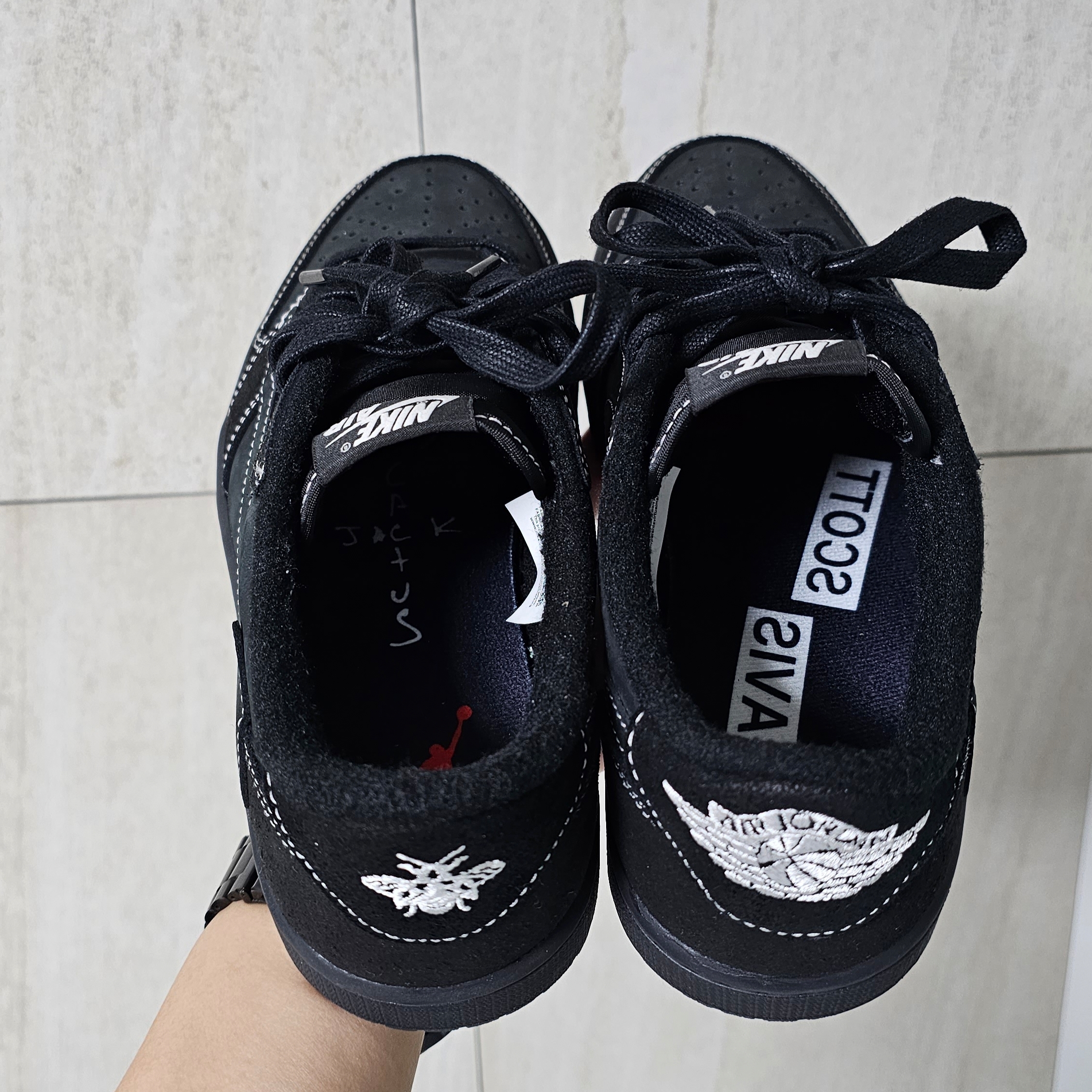 Jordan 1 x Travis Scott Retro Low OG SP Black Phantom 착용 스타일 - 4