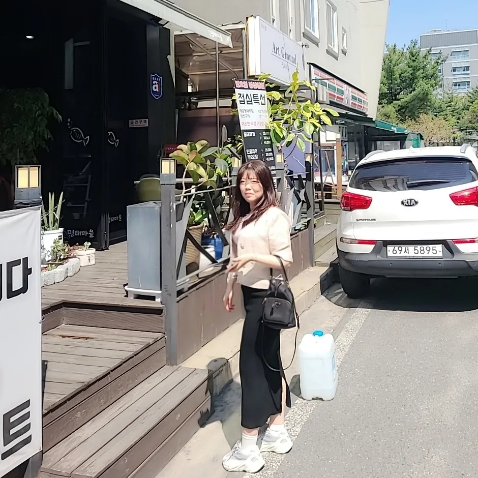 Prada Duet Re-Nylon Shoulder Bag Black Gold, Adidas Yeezy Boost 700 V2 Static 2022 착용 스타일 - 1