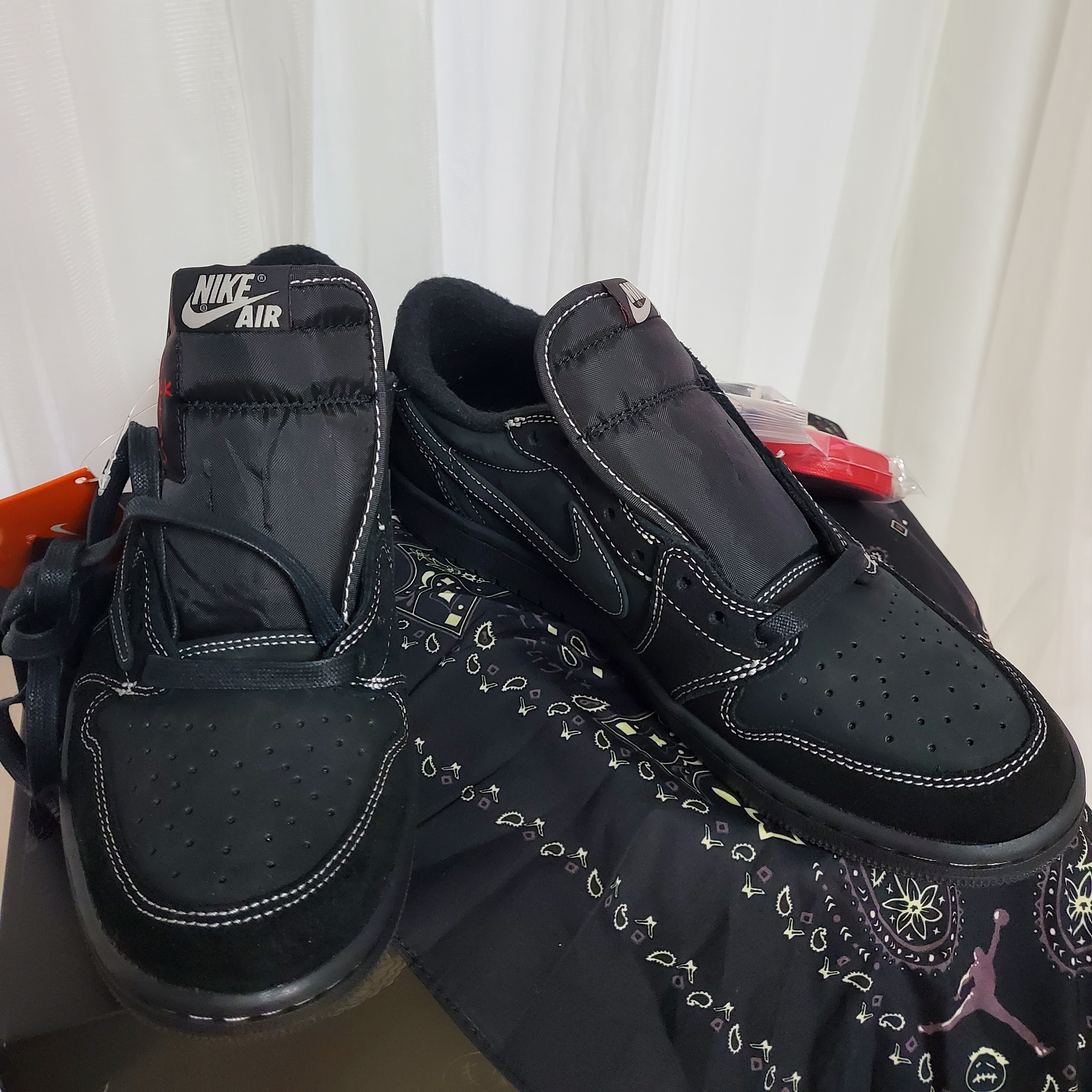 Jordan 1 x Travis Scott Retro Low OG SP Black Phantom 착용 스타일 - 2