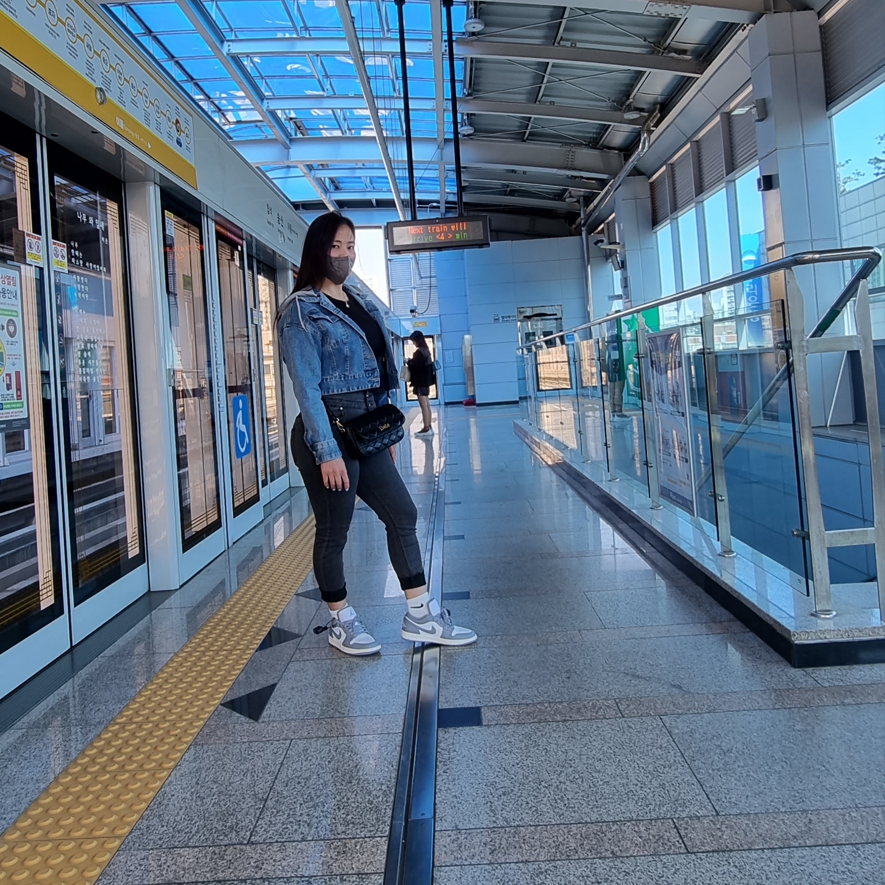 Jordan 1 Low Stealth and White 착용 스타일 - 2