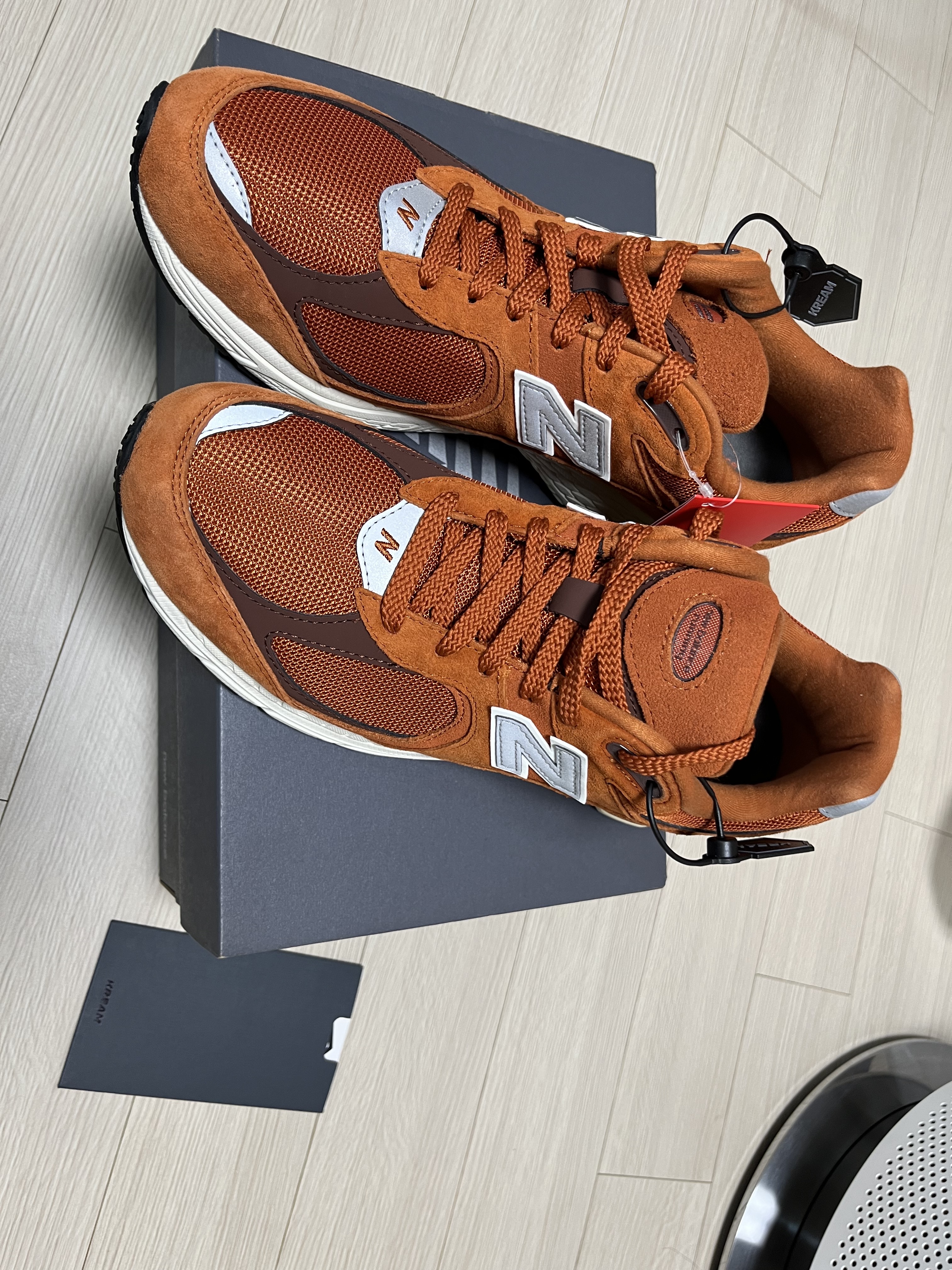 New Balance 2002R Rust Oxide 착용 스타일 - 1
