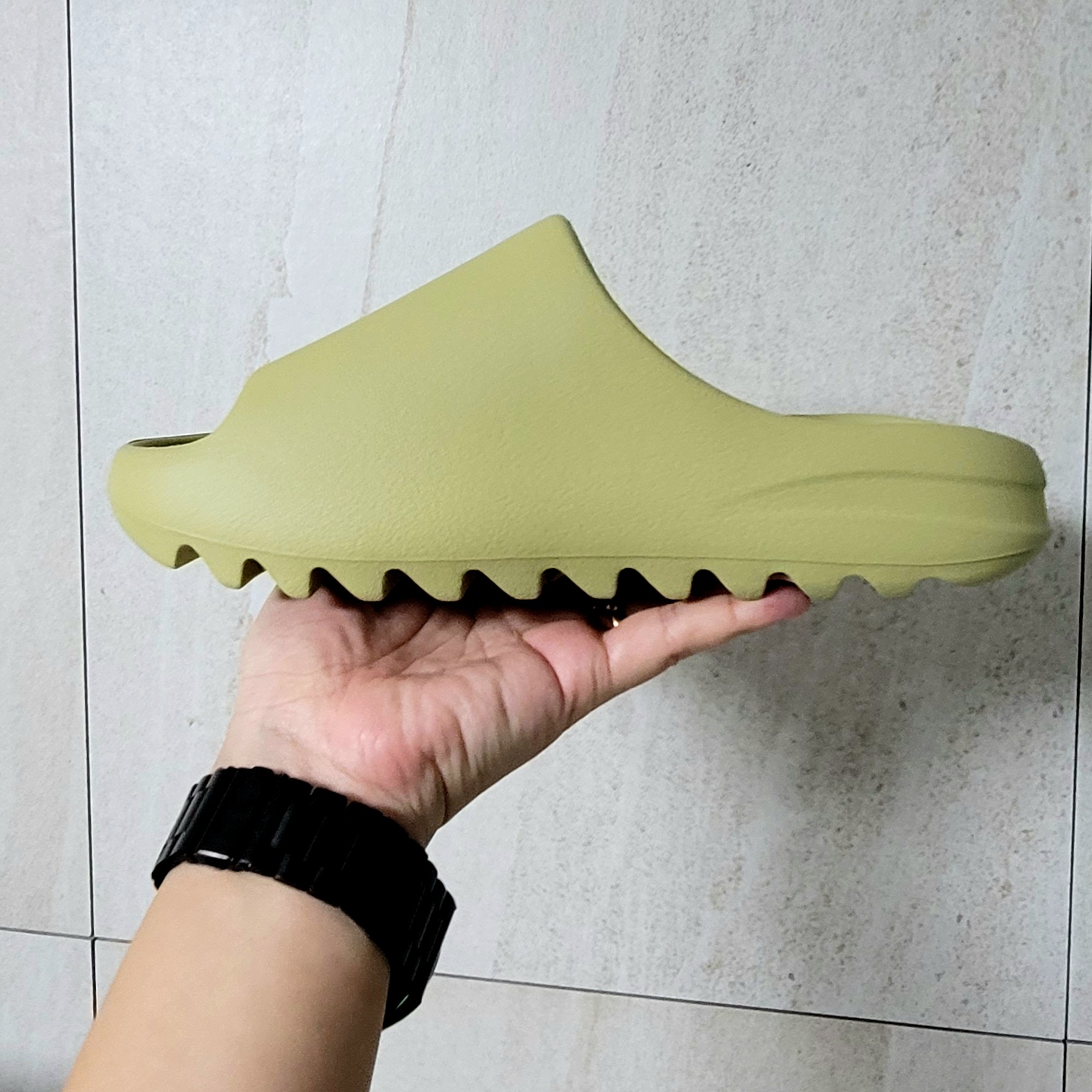Adidas Yeezy Slide Resin 2022 착용 스타일 - 1
