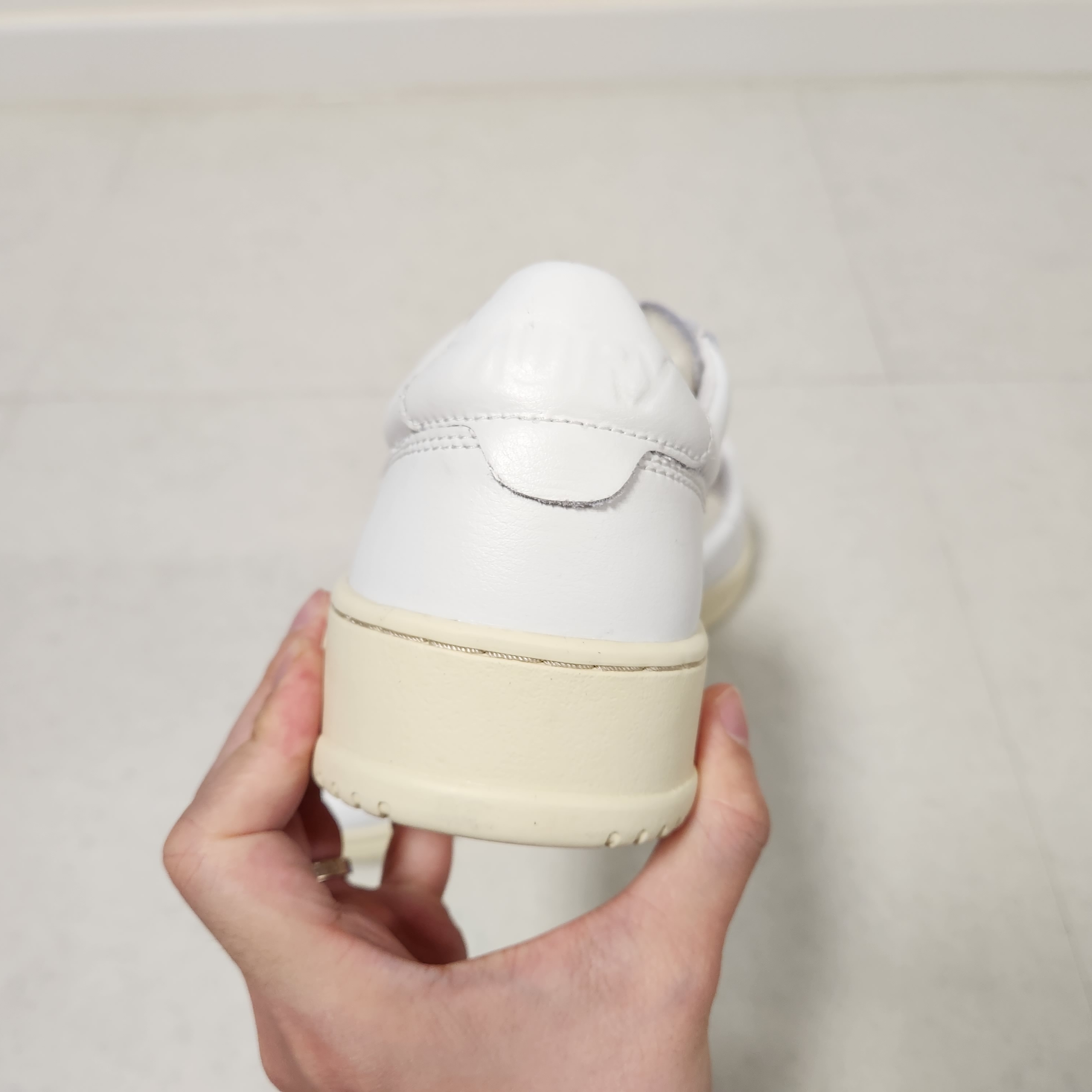 Autry Medalist Low Leather Sneakers White 착용 스타일 - 5