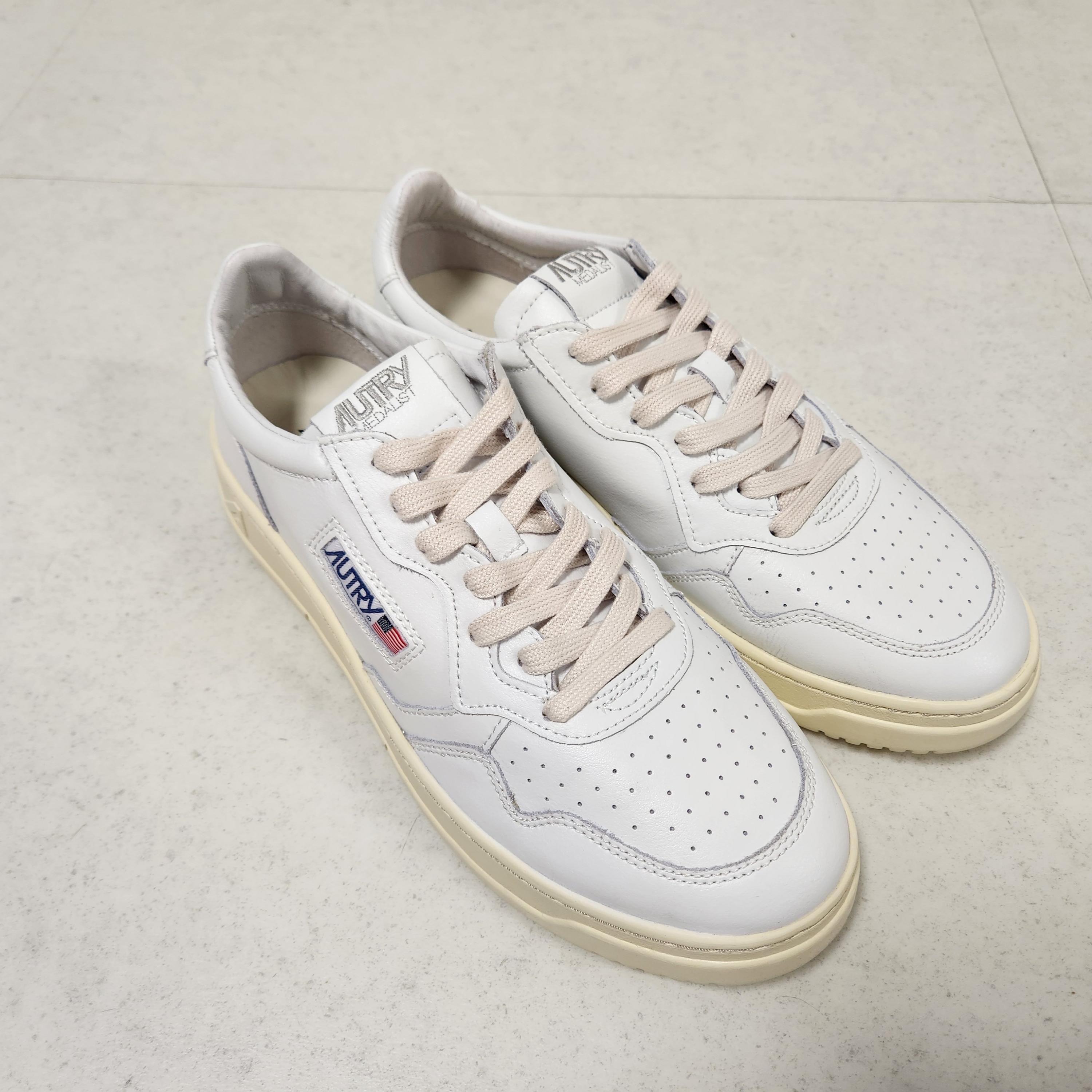 Autry Medalist Low Leather Sneakers White 착용 스타일 - 2