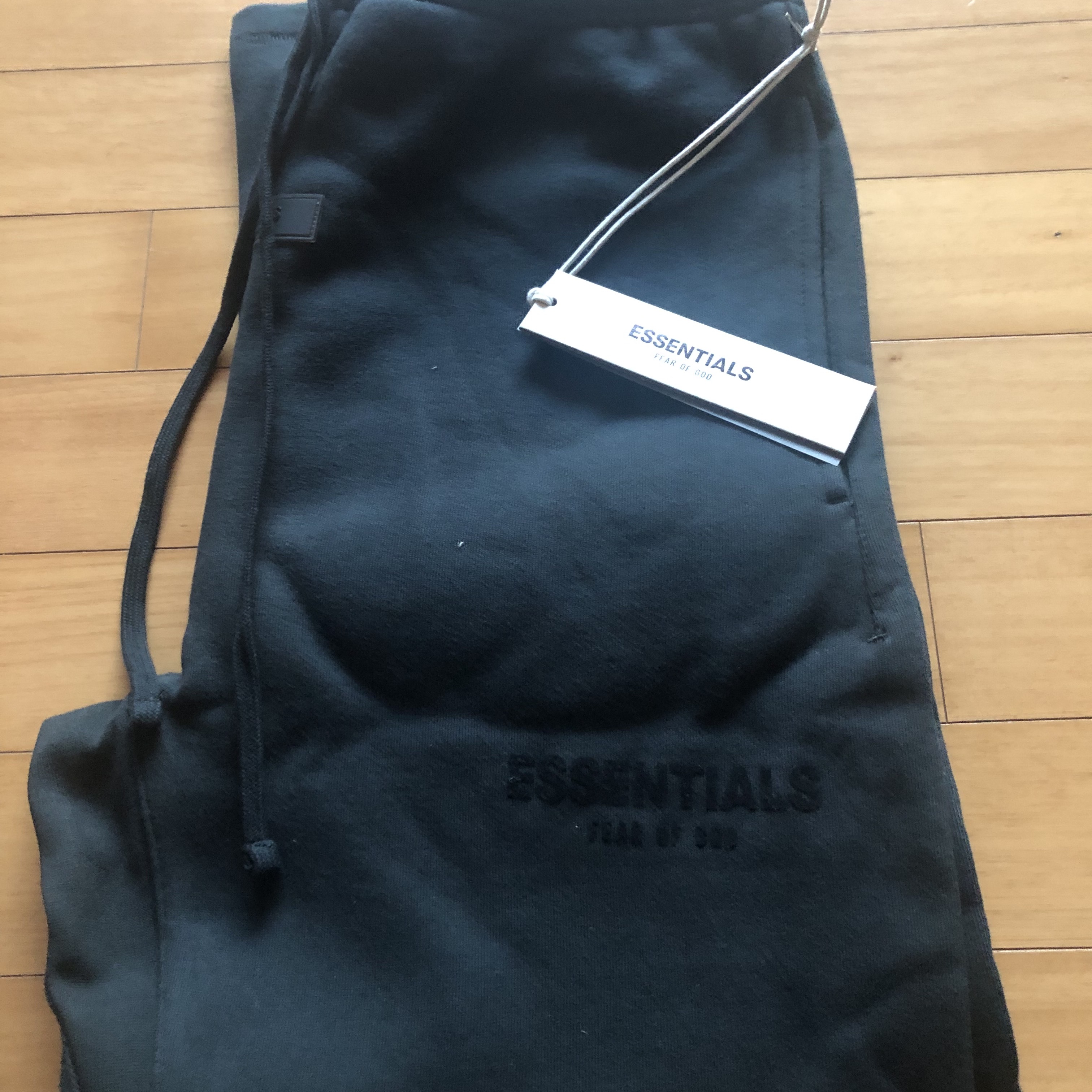 Essentials The Core Collection Relaxed Sweatpants Stretch Limo 착용 스타일