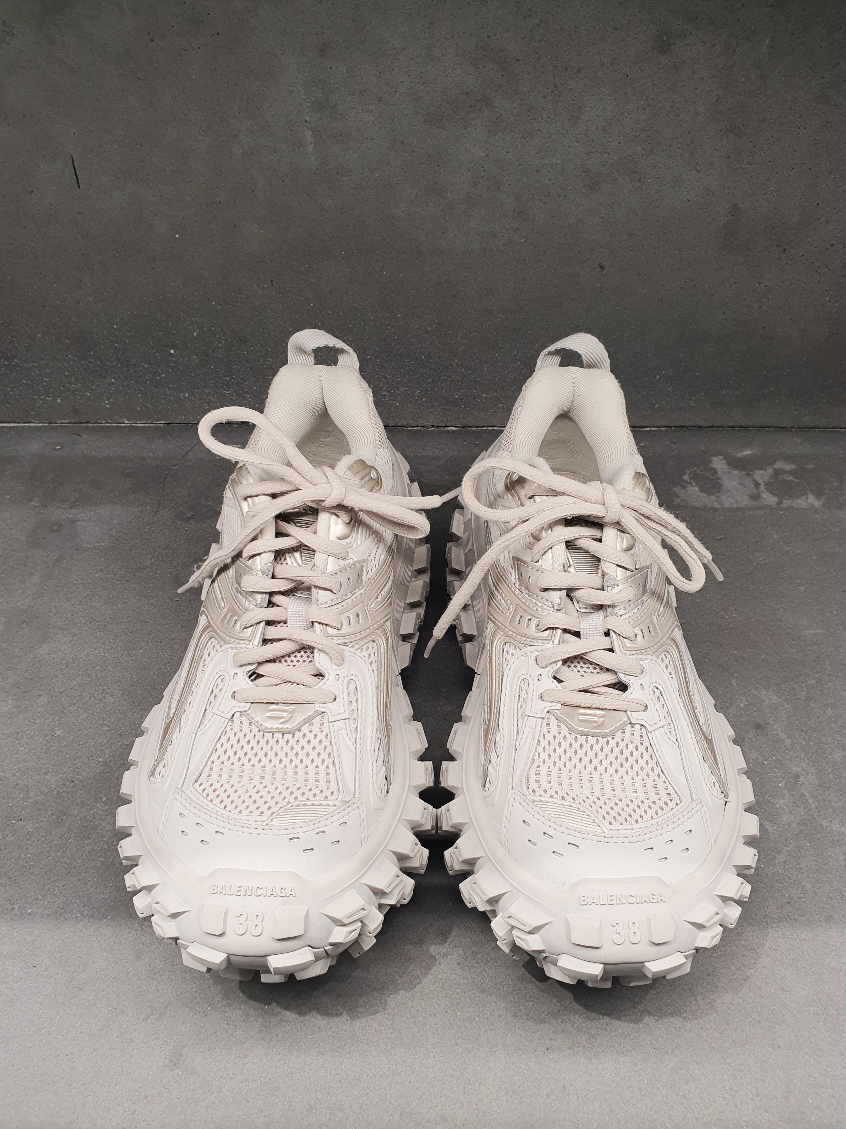 Balenciaga Defender Sneakers Beige, Balenciaga Defender Sneakers Black 착용 스타일 - 1