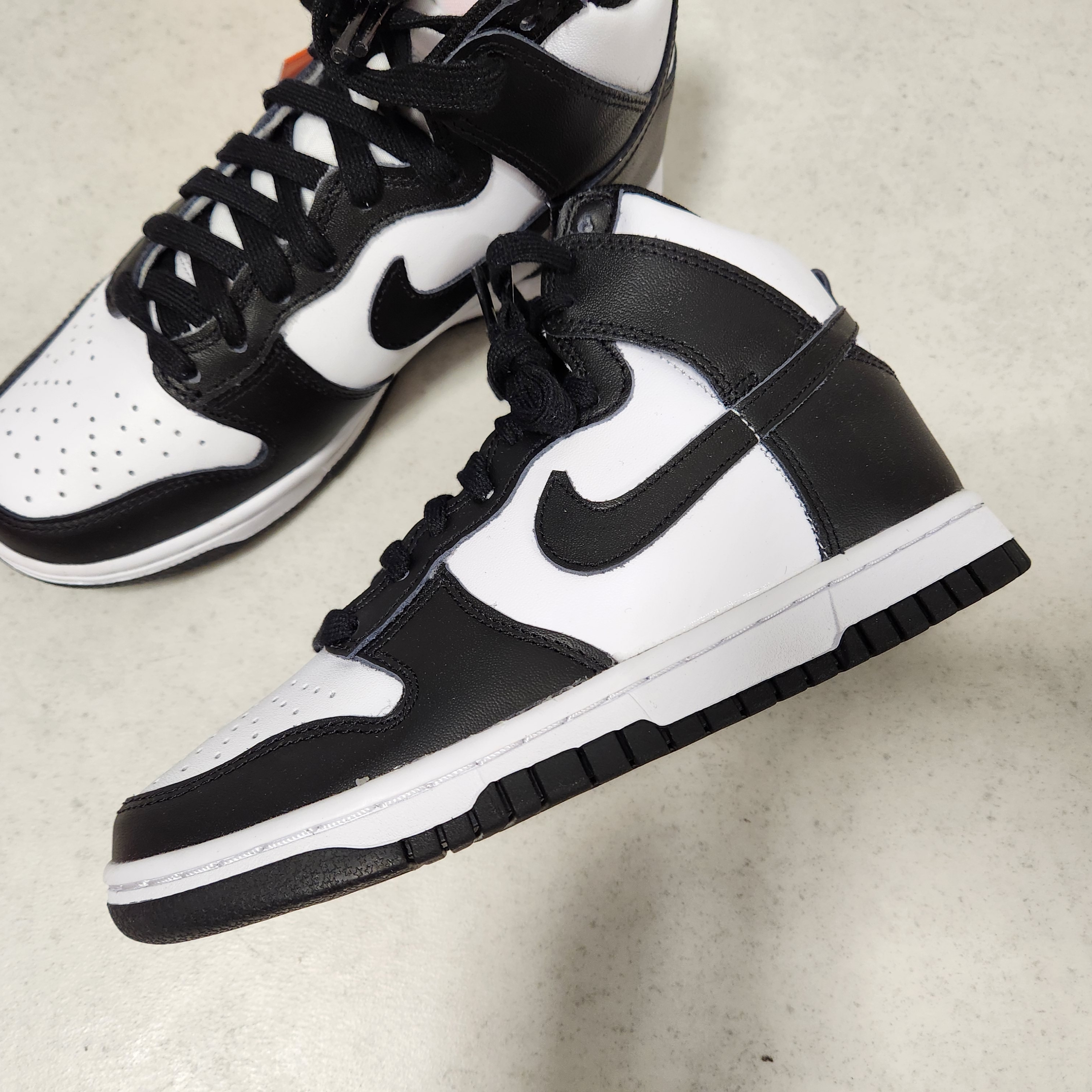 (W) Nike Dunk High Black and White 착용 스타일 - 3