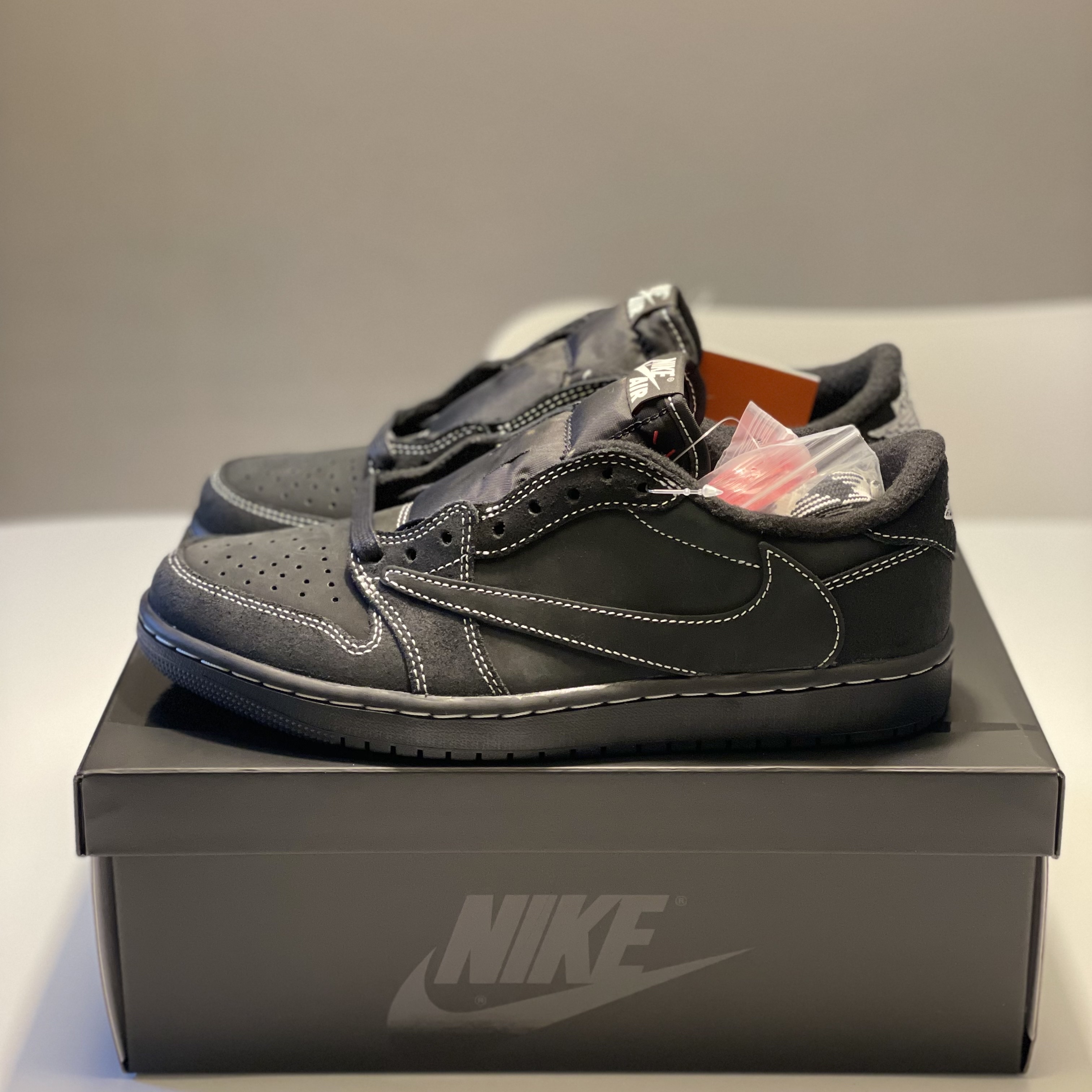 Jordan 1 x Travis Scott Retro Low OG SP Black Phantom 착용 스타일 - 4